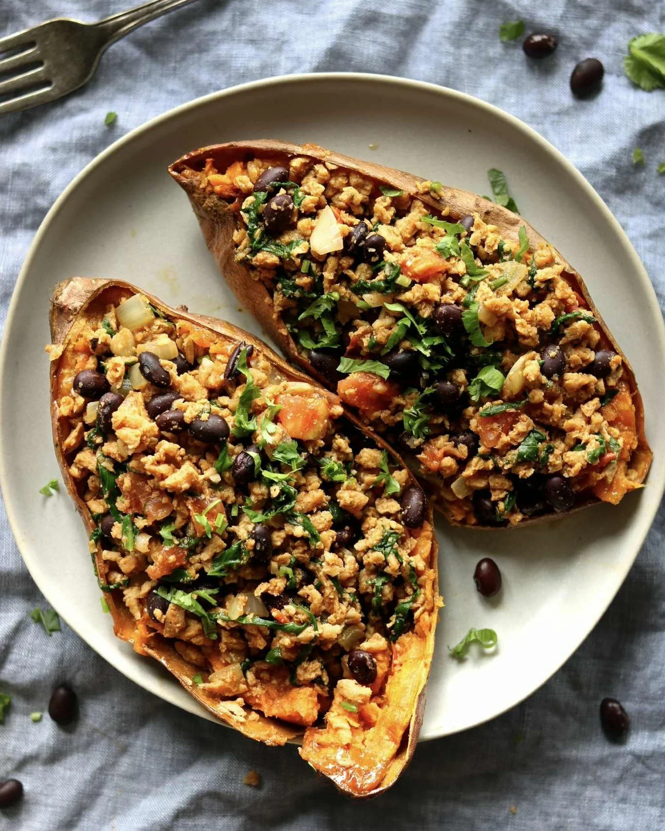 Patates douces garnies &agrave; la PVT fa&ccedil;on tex-mex 🤪

Une recette v&eacute;g&eacute; savoureuse et super rassasiante!!

Elle est riche en fibres, en prot&eacute;ines et en couleurs. Elle combine le fondant de la patate douce r&ocirc;tie ave