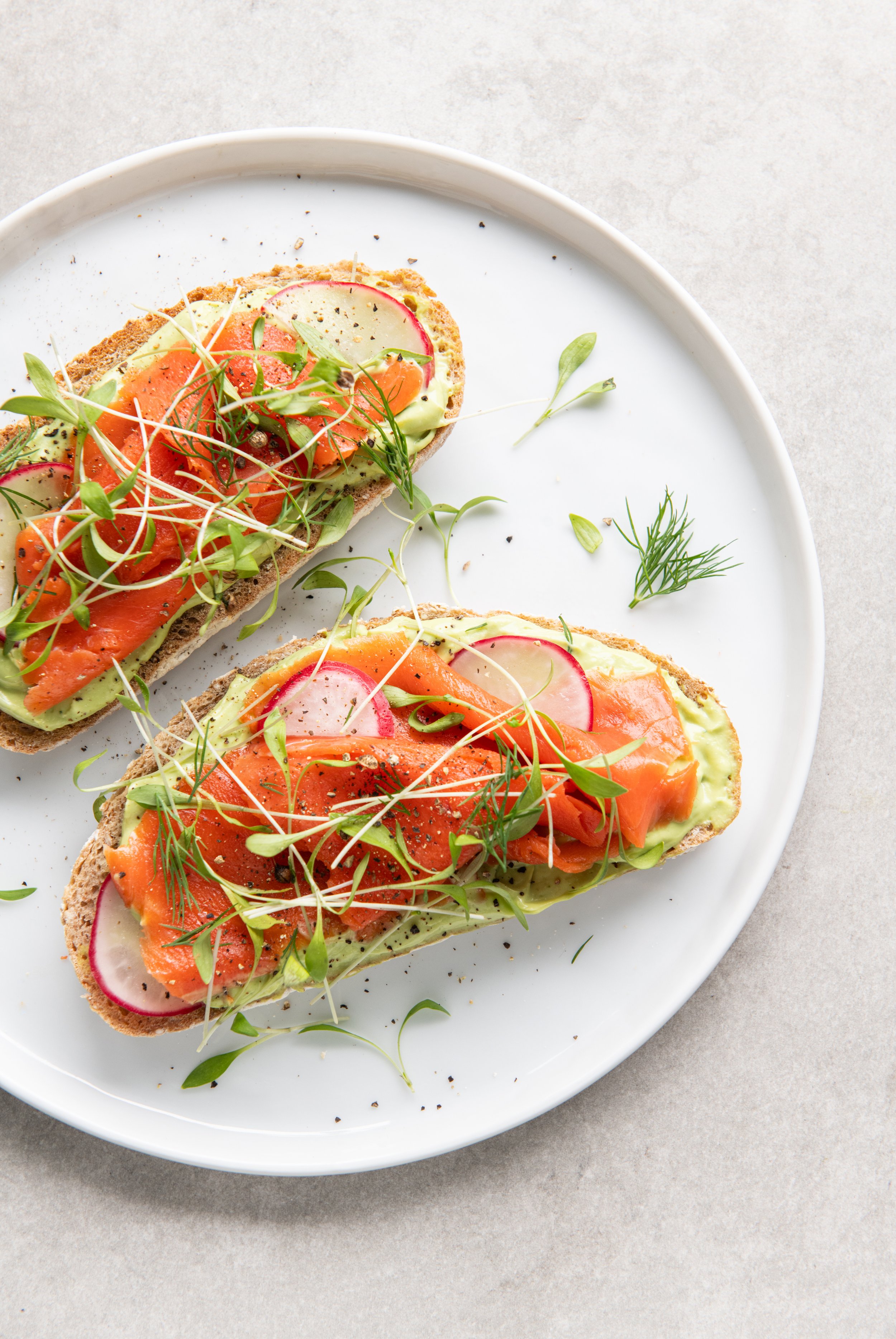 Tartine, cottage fouetté à l’aneth, saumon fumé et jeunes pousses