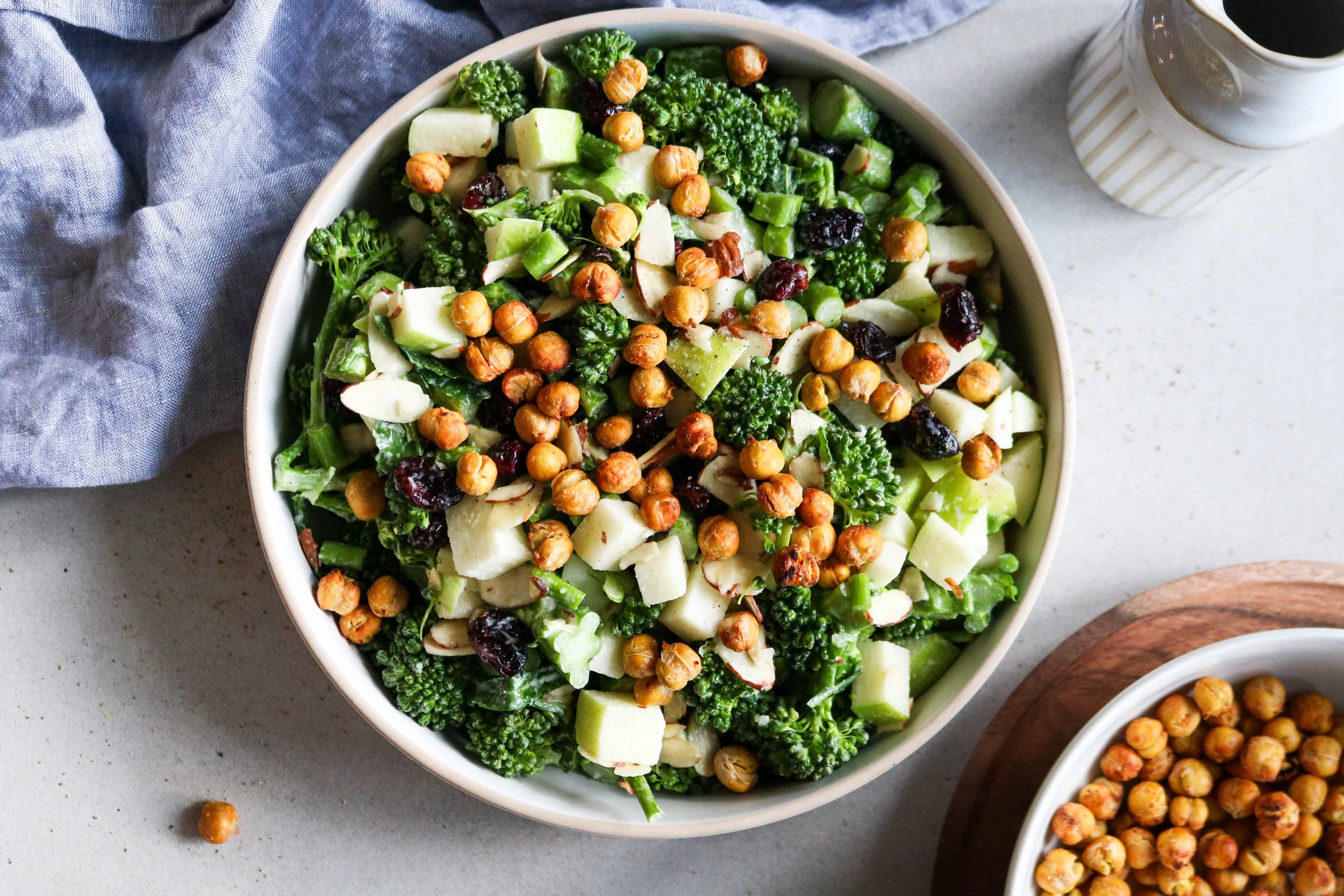 Salade de brocoli, tahini &amp; pois chiches croustillants
