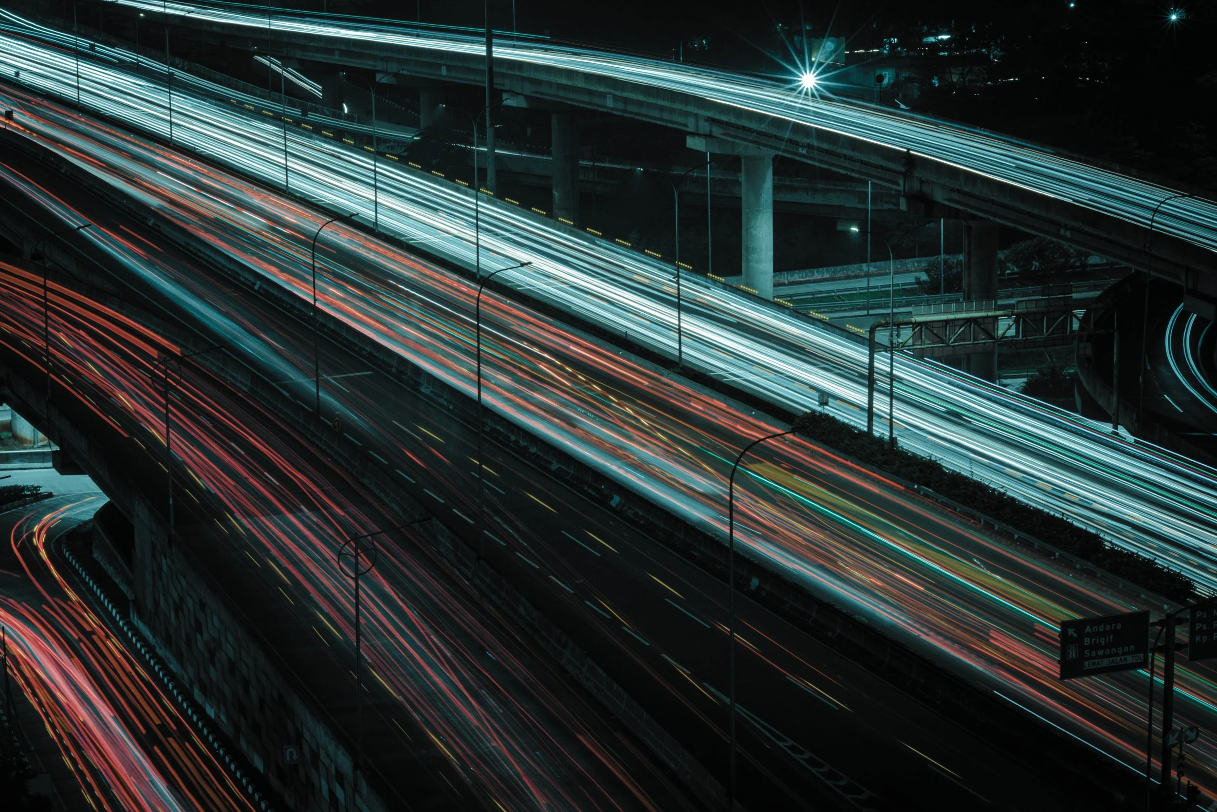 Leuchtspuren auf einer Autoschnellstraße
