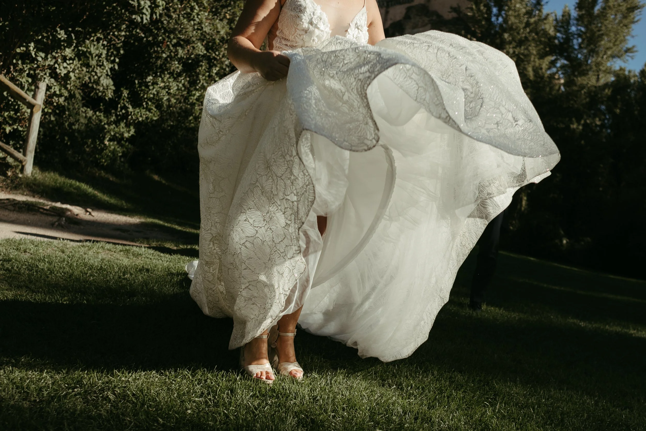 Vestido de novia caminando por césped. Elegante. Bodas y eventos. Segovia