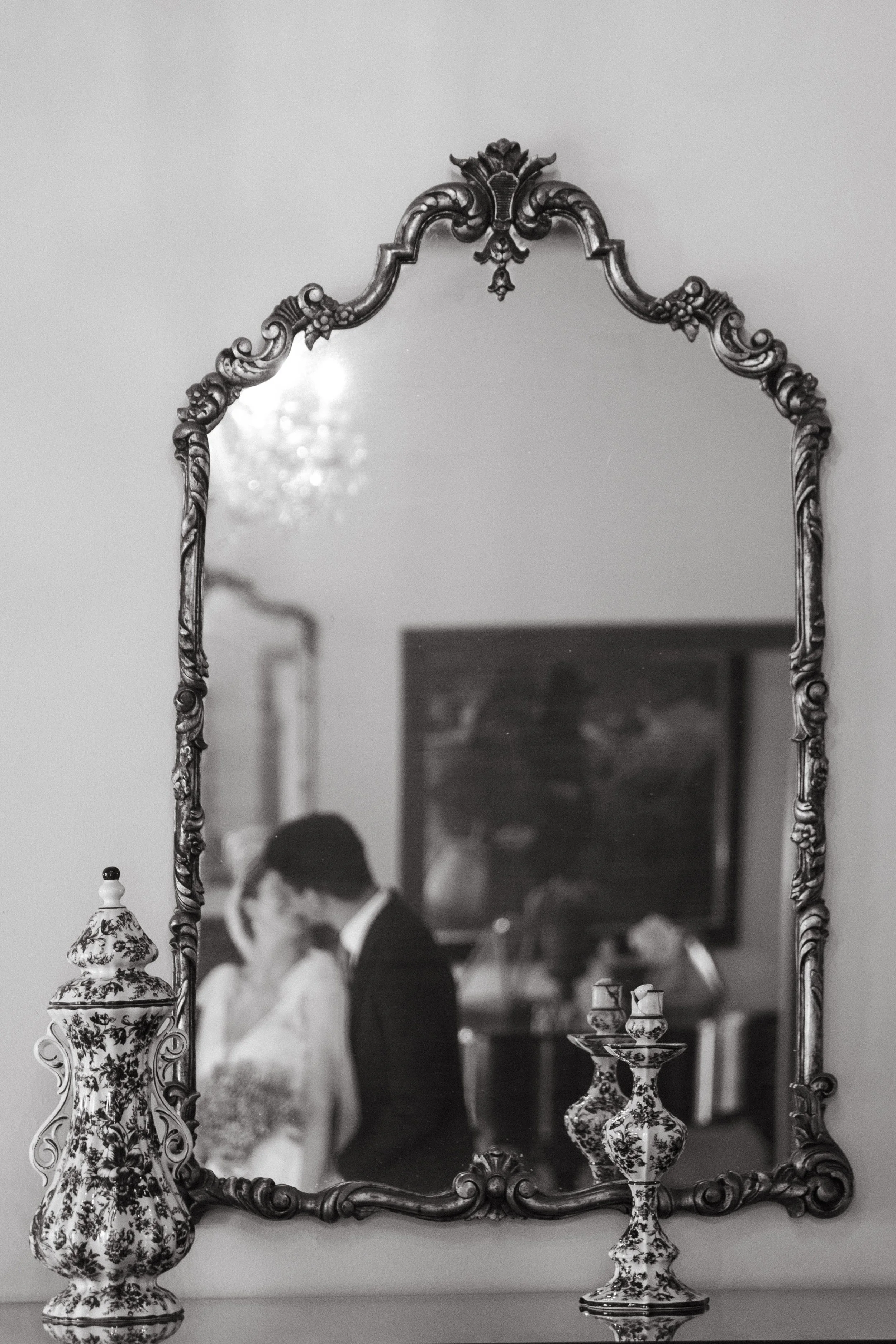 Espejo antiguo con marco decorativo reflejando una pareja en una habitación. Boda y Eventos. Elegante. Clásico. Lujo. Barcelona.