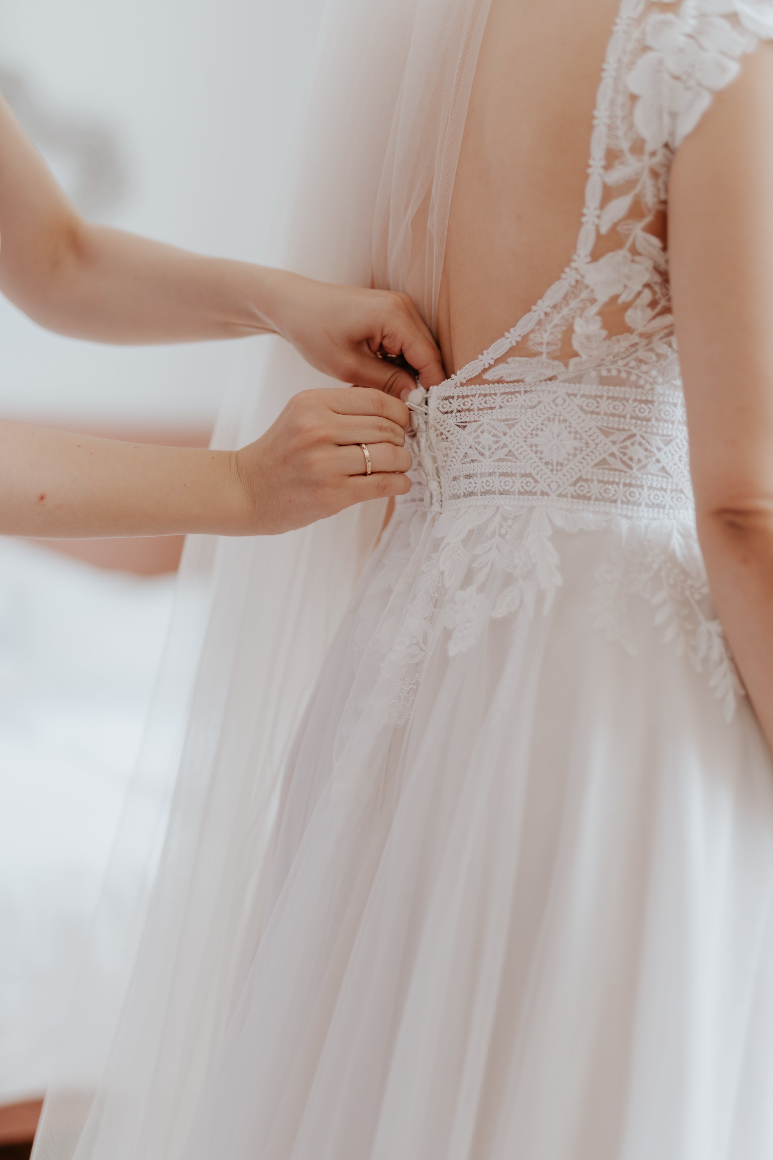 Getting ready Kleid zumachen