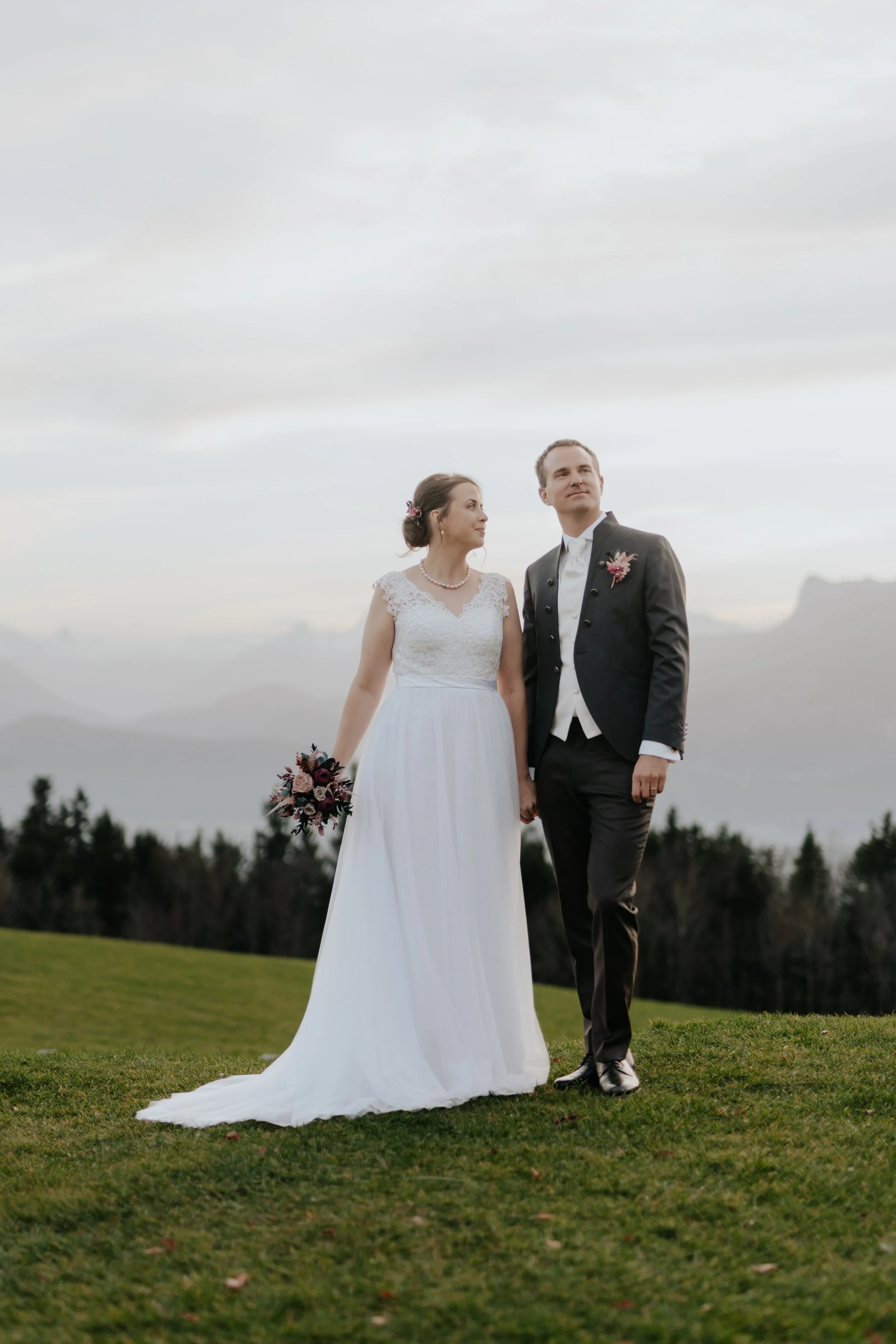 Bräutigam und Braut in Natur 