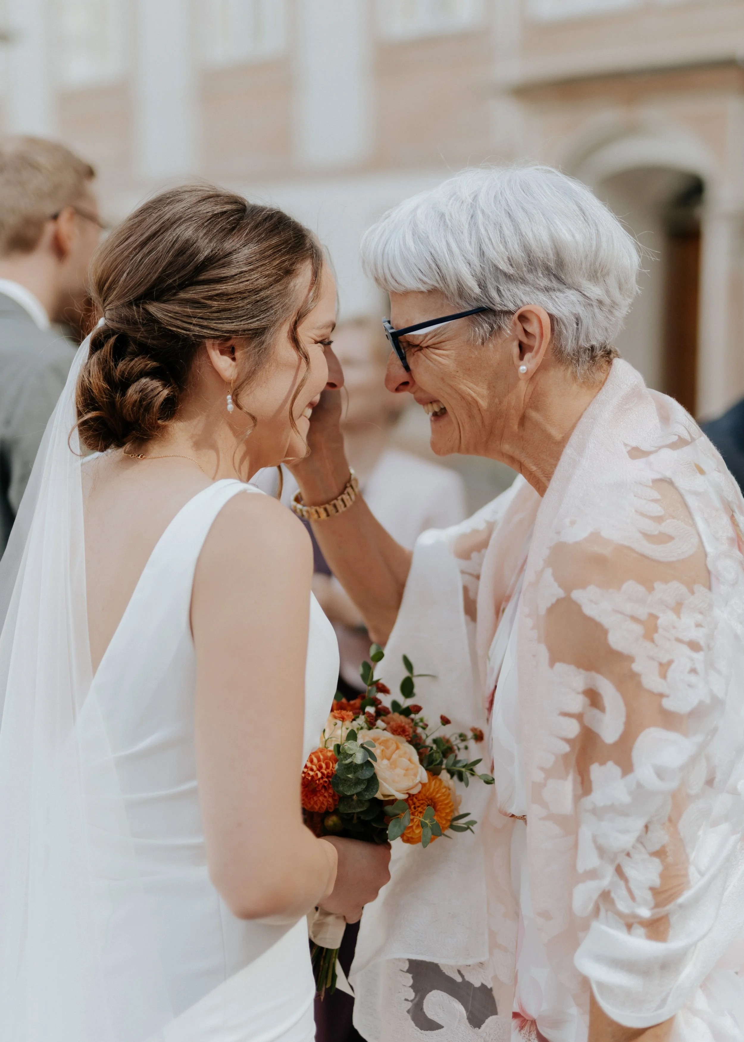 Mutter segnet Braut