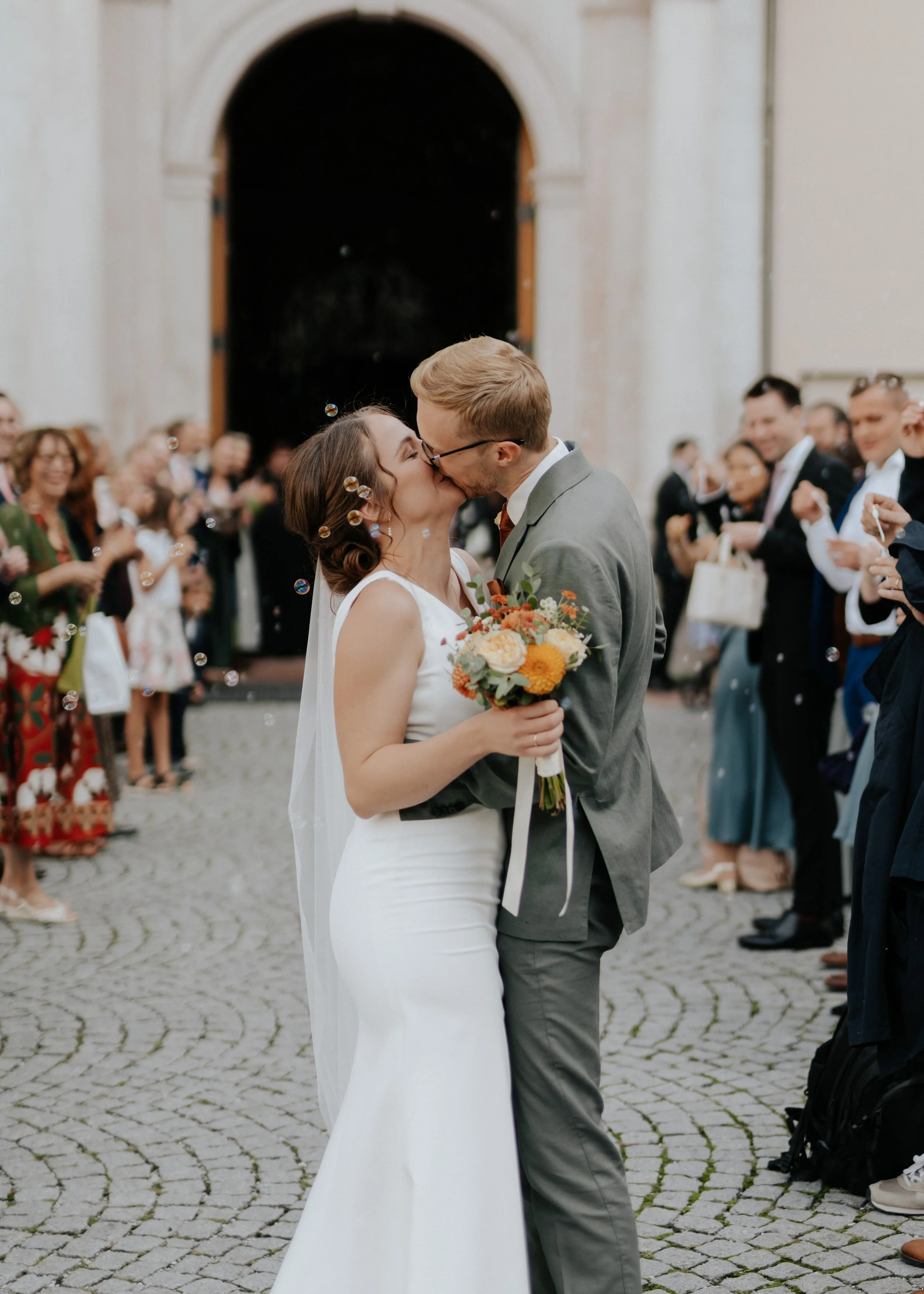 Hochzeitspaar im Spalier