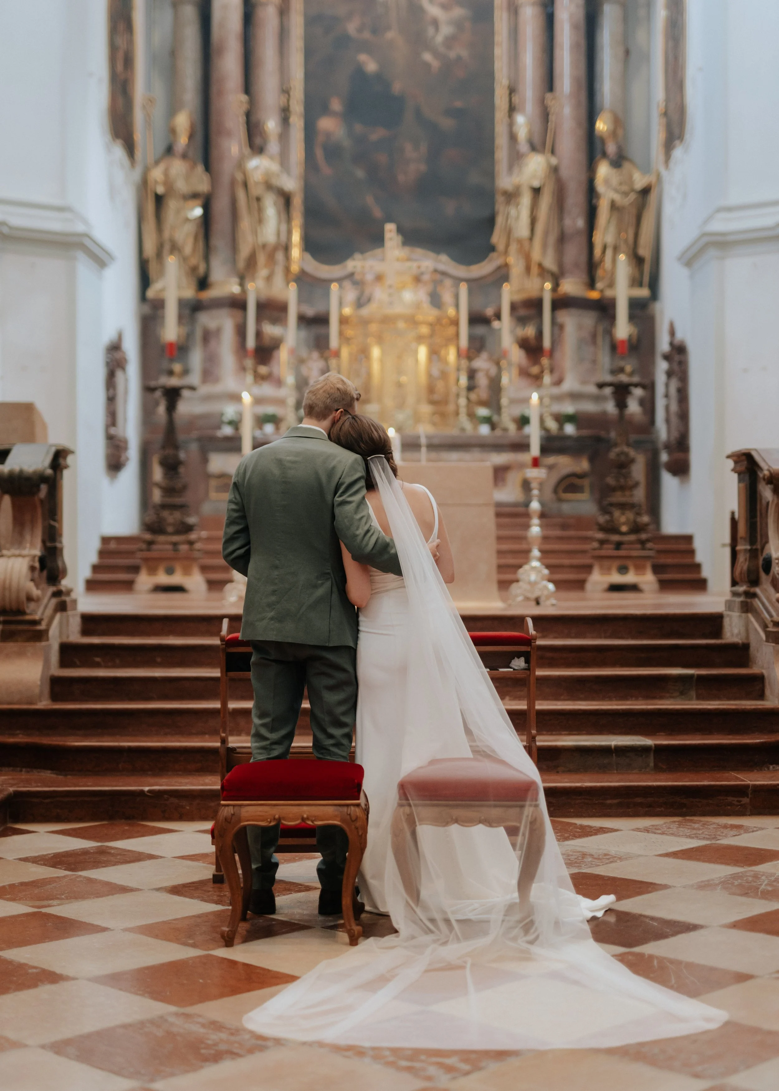 Brautpaar vor dem Altar