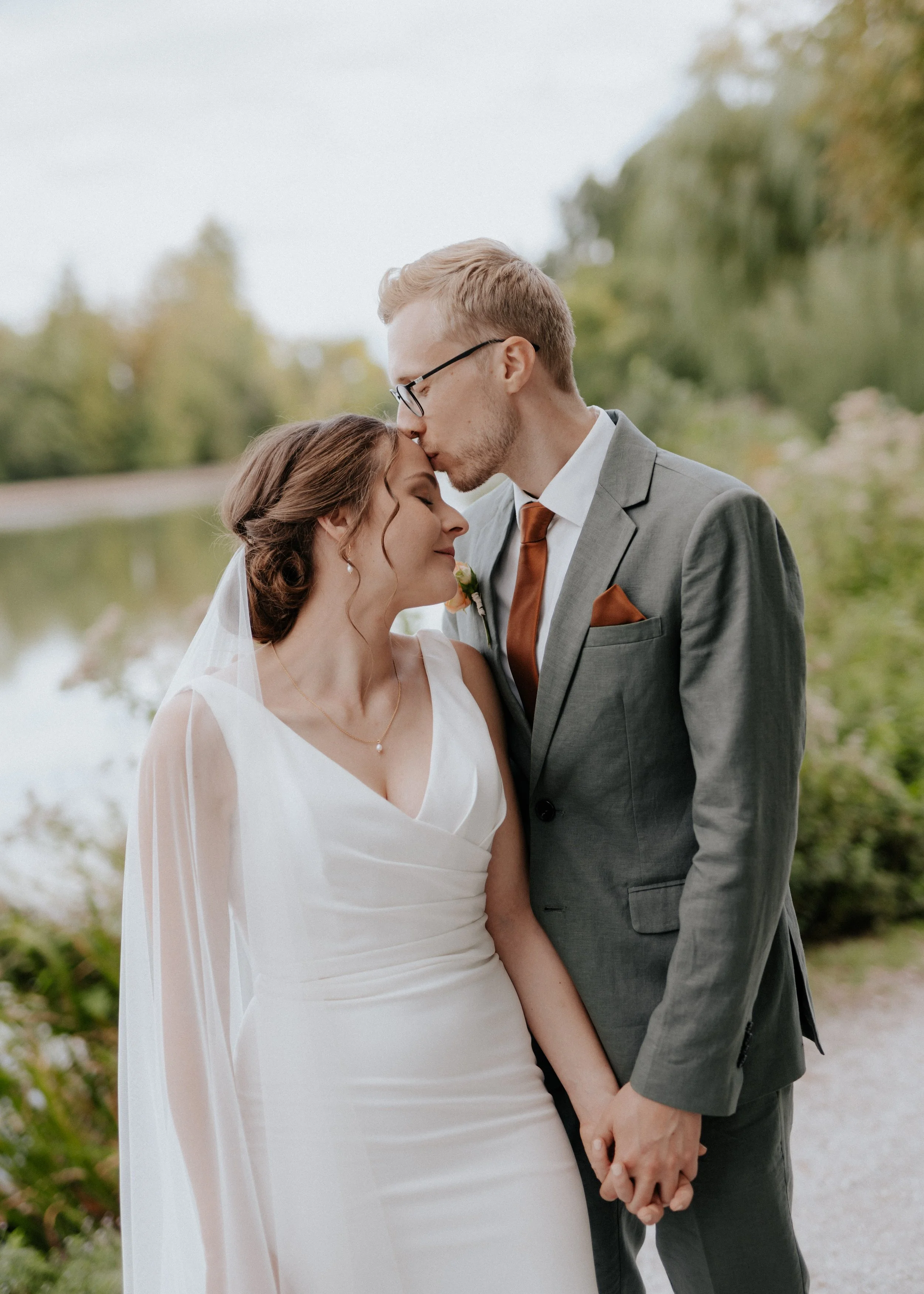 Hochzeitspaar Kuss auf Stirn