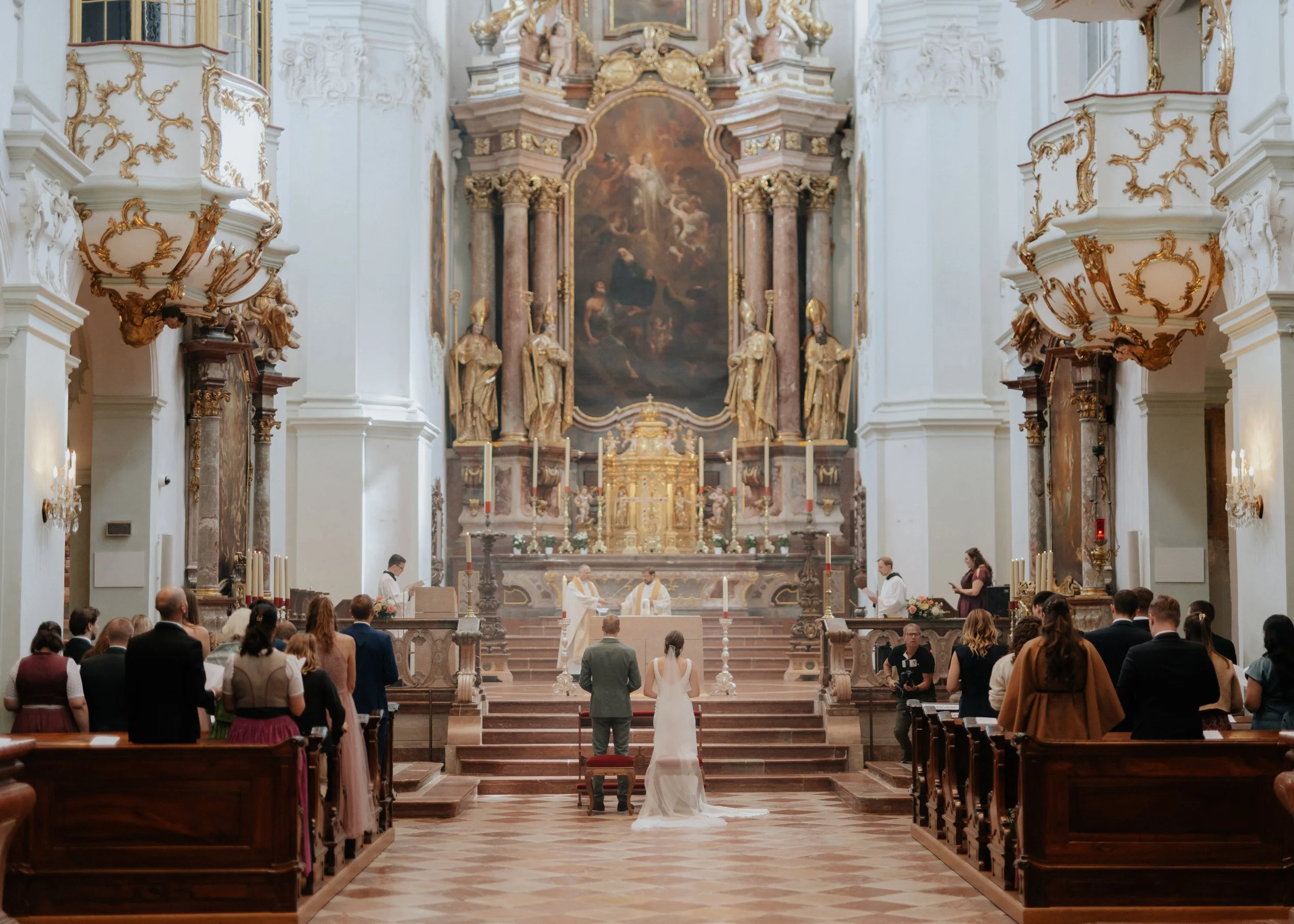 Brautpaar in der Mitte der Kirche