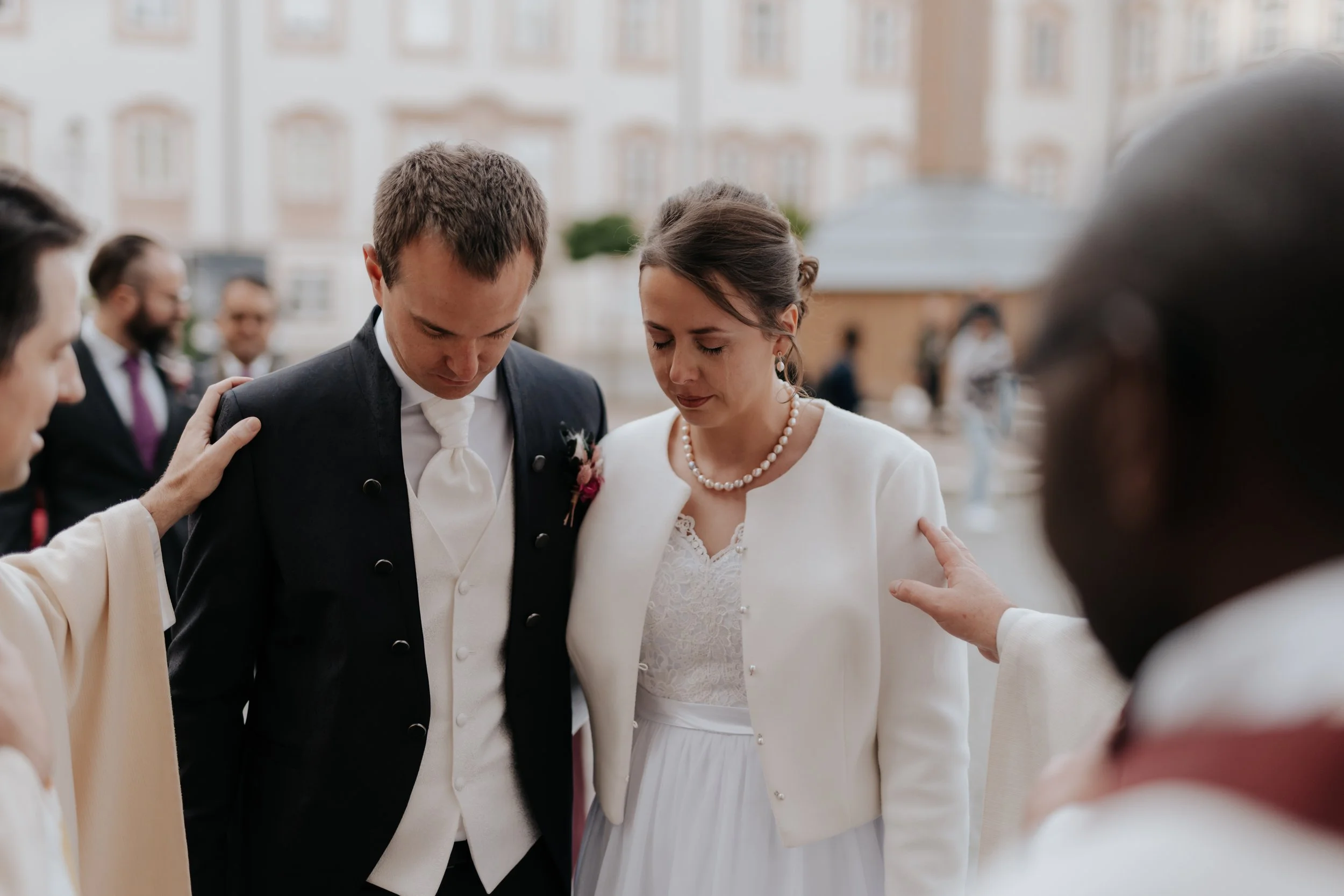 Gebet vor der Kirche