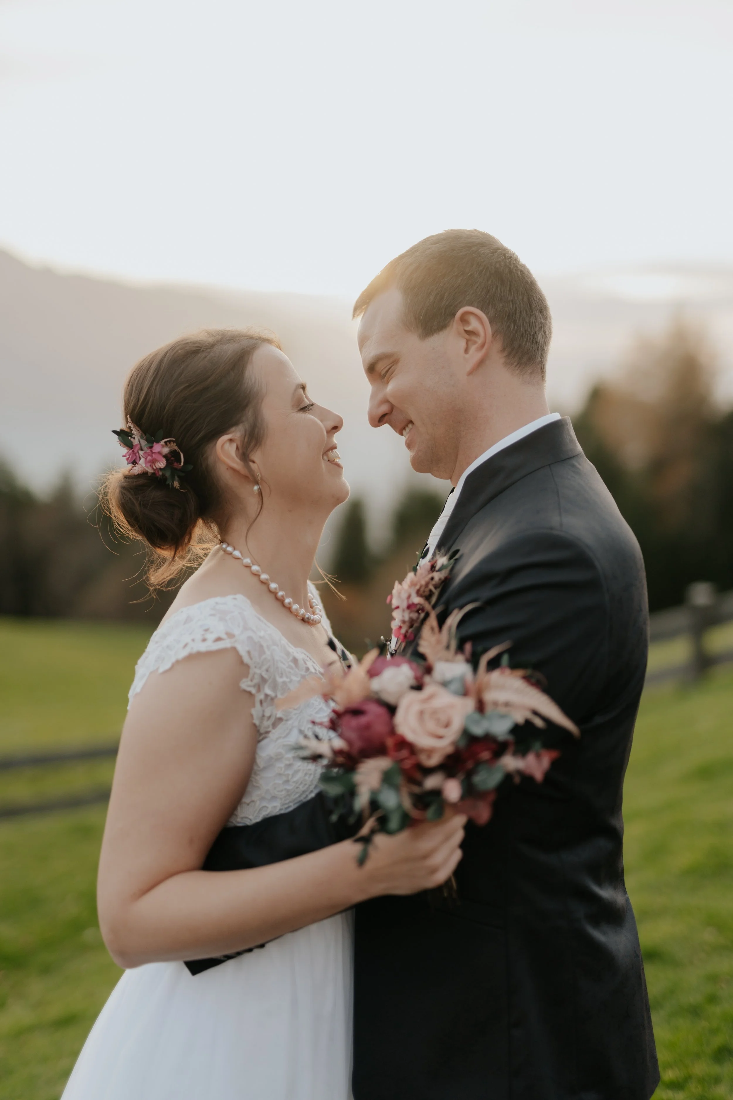 Braut und Bräutigam umarmen sich 