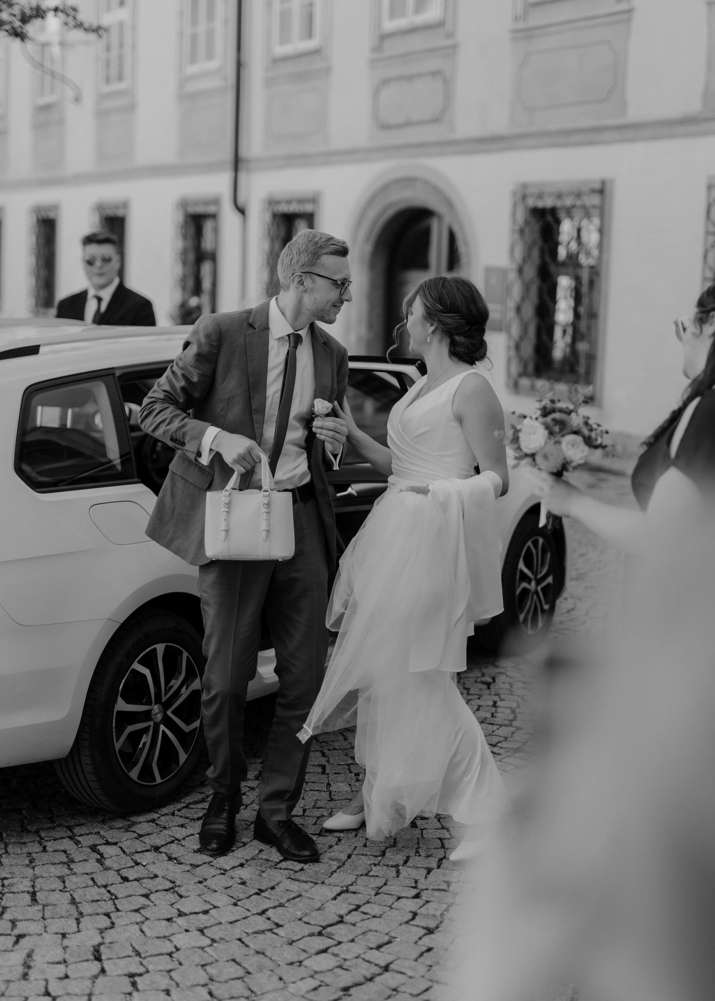 Brautpaar steigt aus dem Auto aus
