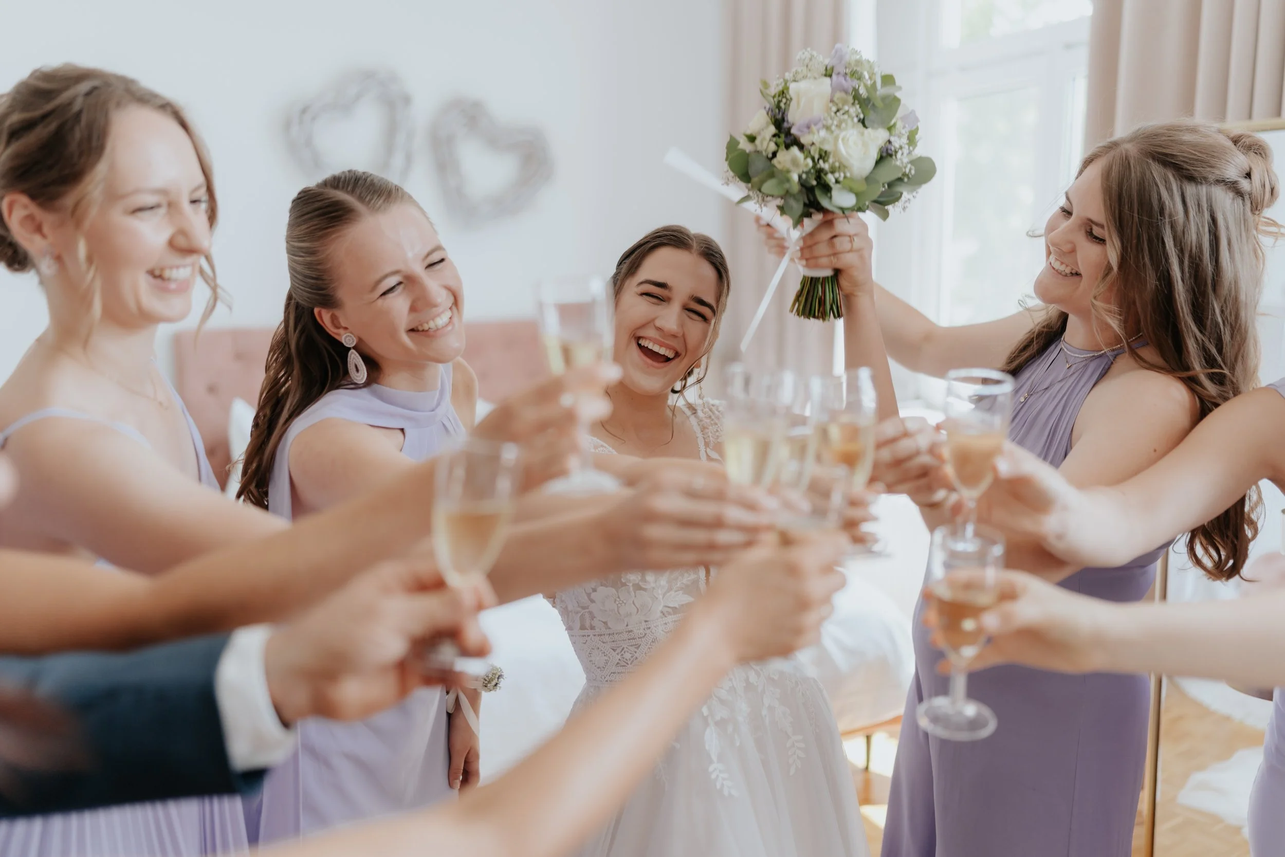 Getting Ready Bridesmaids anstoßen
