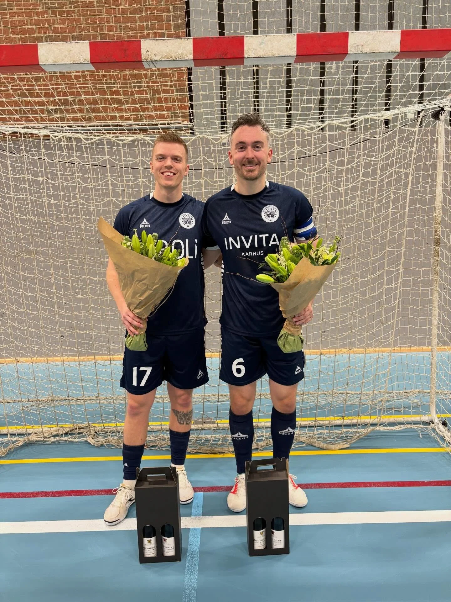 I g&aring;r aftes sagde vi farvel til to &aelig;gte Futsal Aarhus-profiler 💙⚽

Efter hele 8 &aring;r i klubben valgte Magnus Josias og Nicolai Jenning at indstille deres futsalkarrierer &ndash; og sikke en m&aring;de at g&oslash;re det p&aring;.

Si