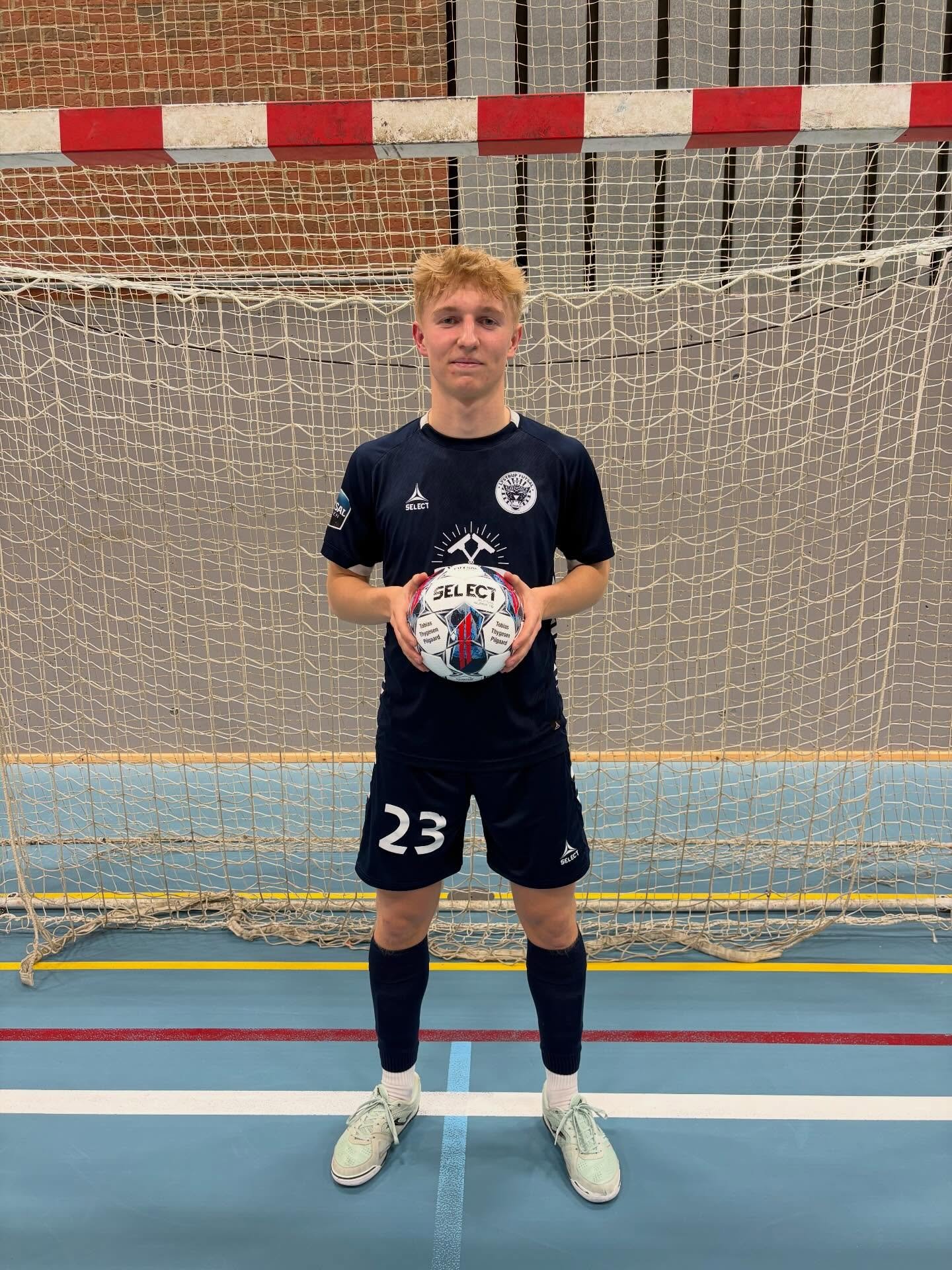 Til s&aelig;sonens sidste kamp blev vores nummer 23, Tobias Pilgaard, h&aelig;dret med en s&aelig;rlig anerkendelse 🔥

Han modtog en futsalbold med sit navn p&aring;, efter at have vundet Futsal Ligaens Goal of the Month for februar m&aring;ned 👏⚽
