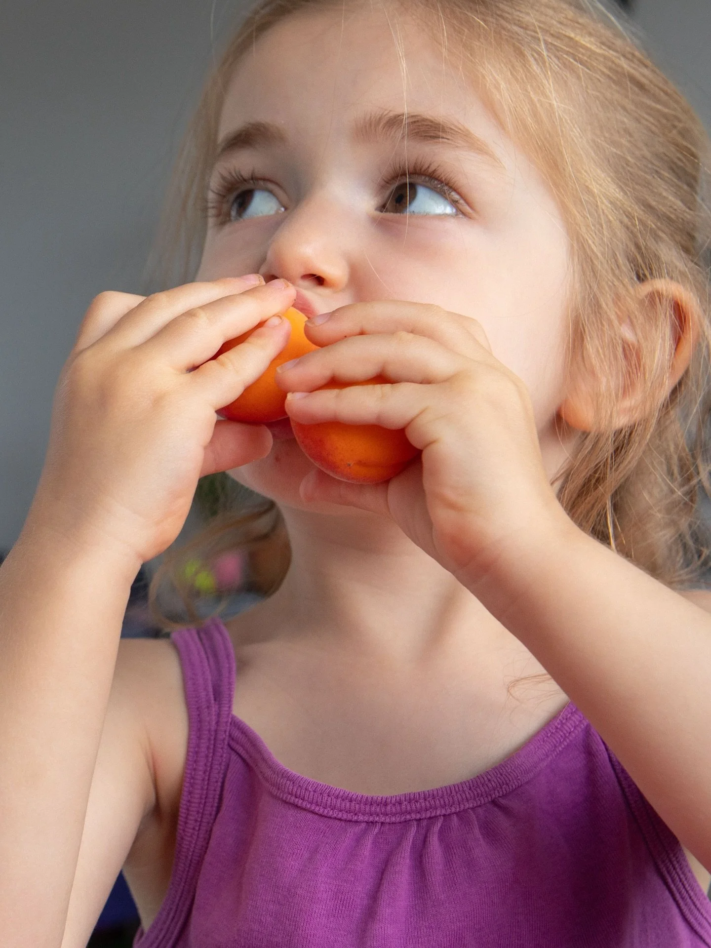 Et si c&rsquo;&eacute;tait &ccedil;a, les vraies vacances ?
 ☀️ Prendre le temps d&rsquo;explorer les couleurs de l&rsquo;&eacute;t&eacute;, 🍑 Go&ucirc;ter les fruits cueillis du bout des doigts, 🌿 Manger avec les yeux, le nez, la bouche&hellip; et