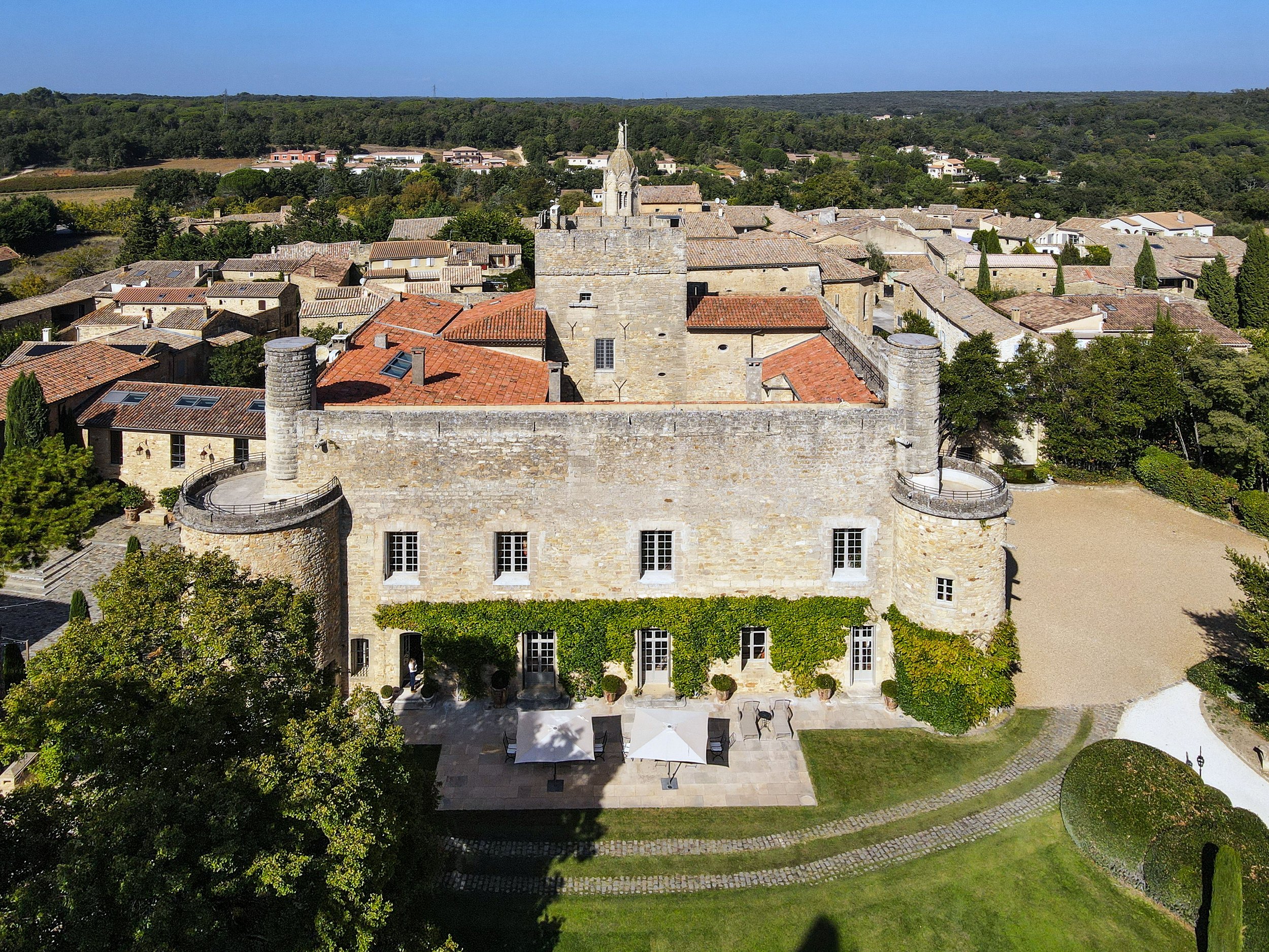 chateau cour terrasse .jpg