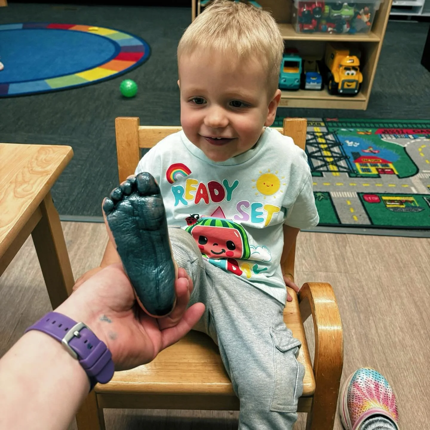 While reading The Foot Book, feetprint crafts are a must! 🦶 #toddlerart