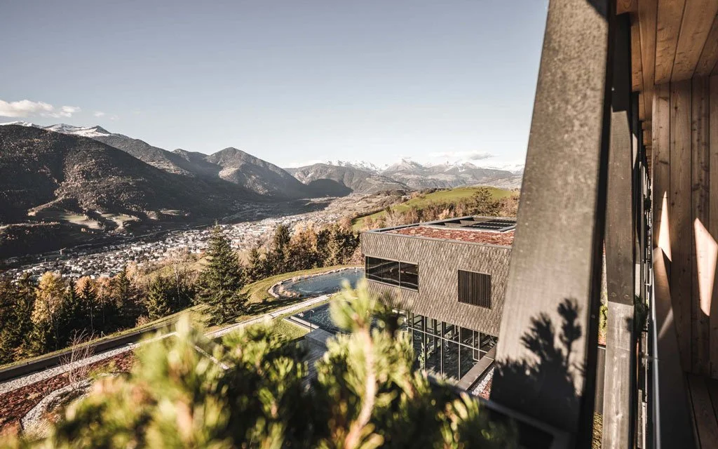 Modernes Gebäude mit Panoramablick auf Alpenlandschaft.