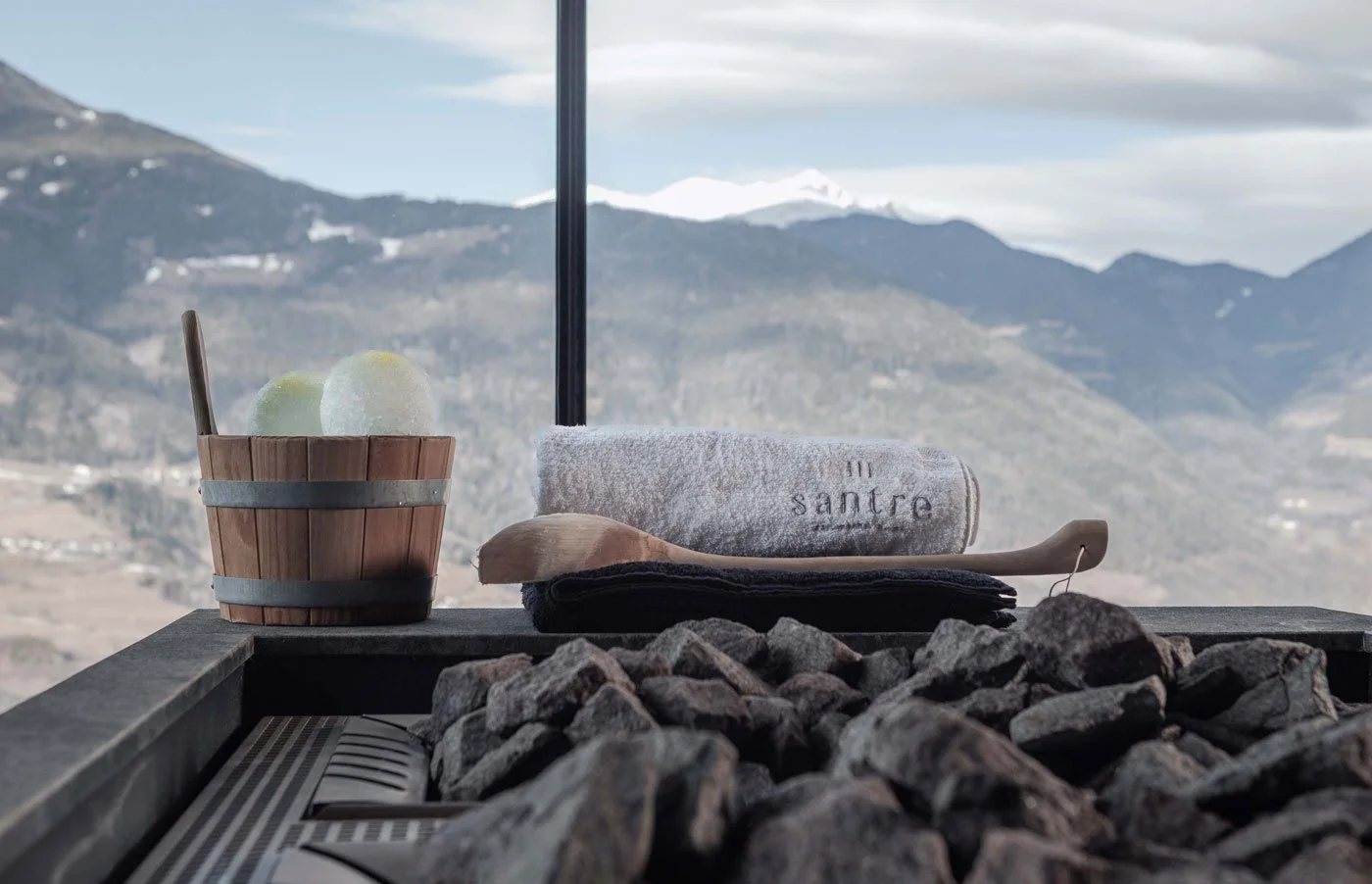 Sauna mit Holzofen, Eimer, Handtuch und Blick auf die Berge