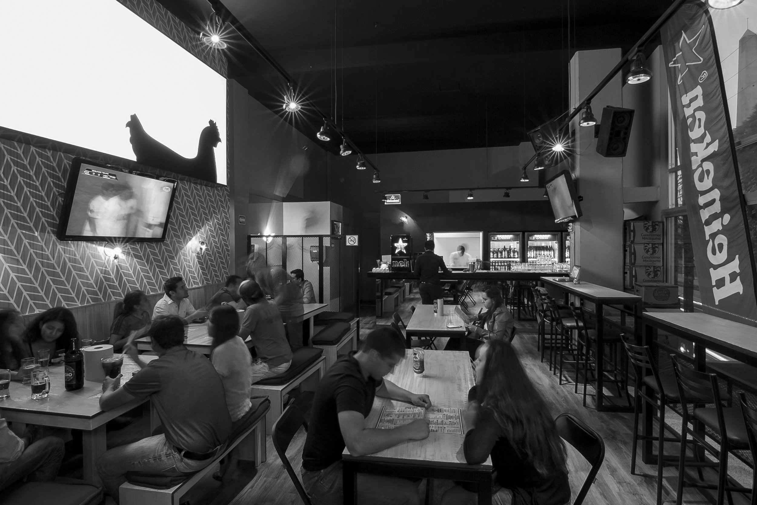 Franquicia restaurantera Wingman, diseño interior moderno y funcional para un ambiente casual.