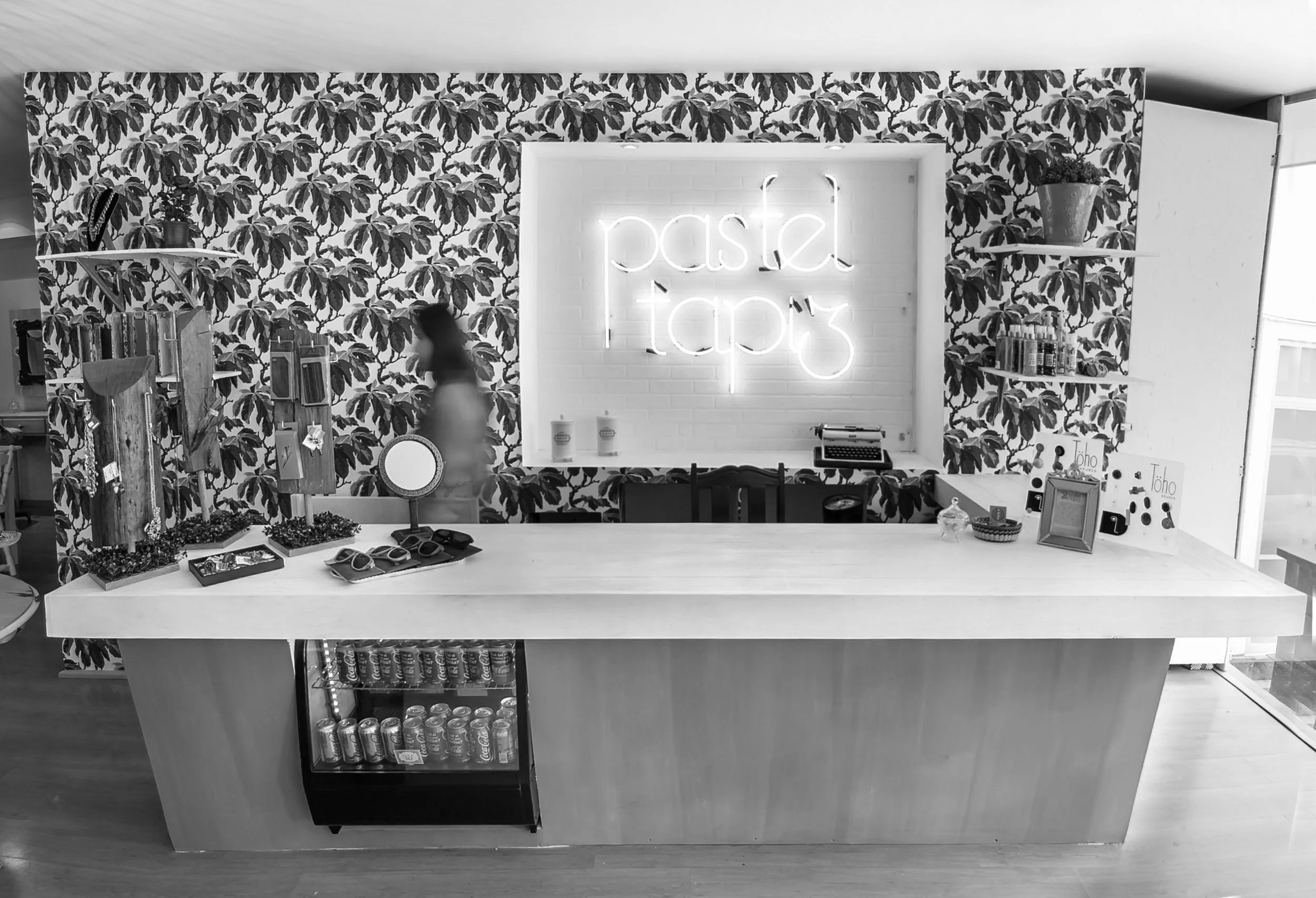 Vista interior de Pastel Tapíz, una boutique con diseño exclusivo y atención al detalle. 	8.	Wingman: Franquicia restaurantera Wingman, diseño interior moderno y funcional para un ambiente casual.