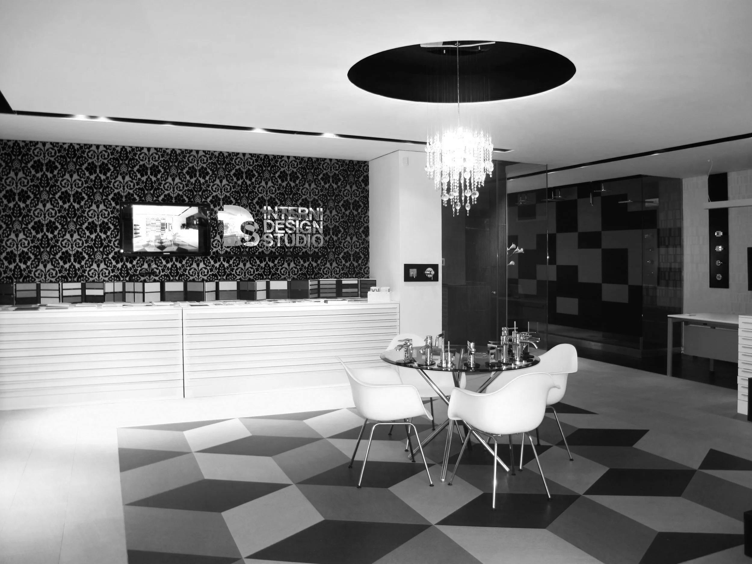 Showroom de Interni Design, espacio de exhibición para productos de diseño interior de alta gama.