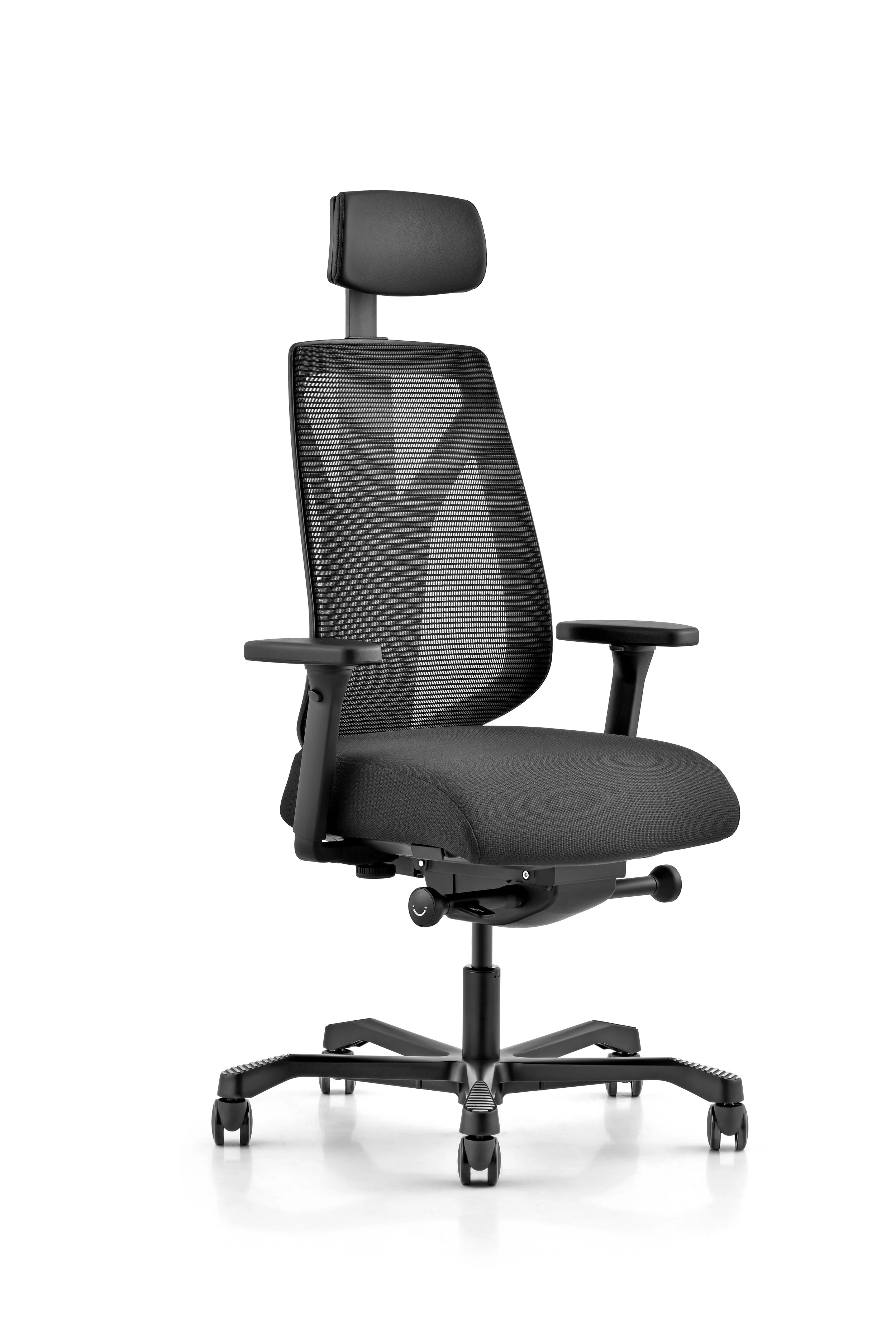 Svart ergonomisk kontorsstol med justerbart ryggstöd och hjul.