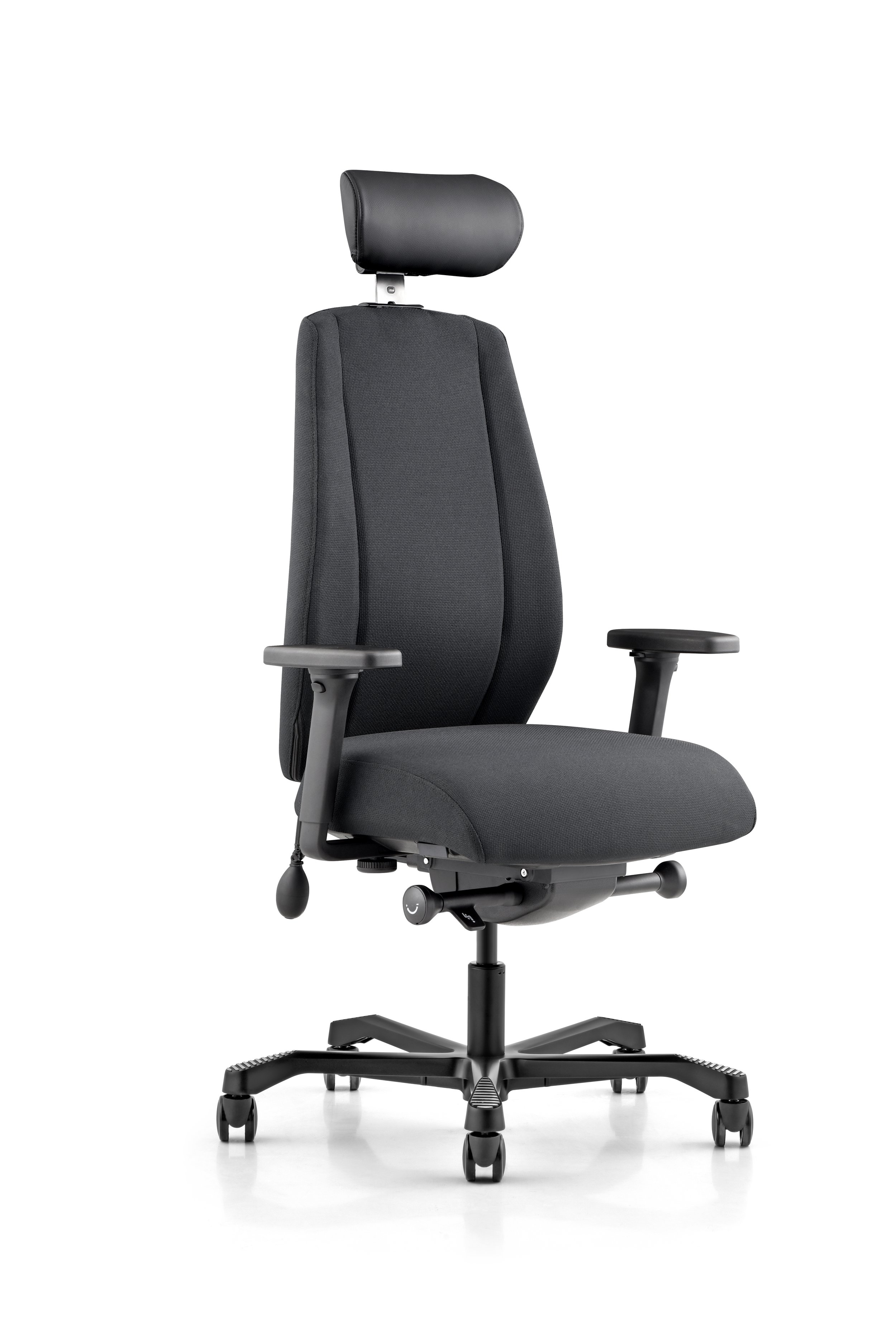 Svart kontorsstol med hjul och justerbart ryggstöd och huvudstöd, isolerad på vitt bakgrund.