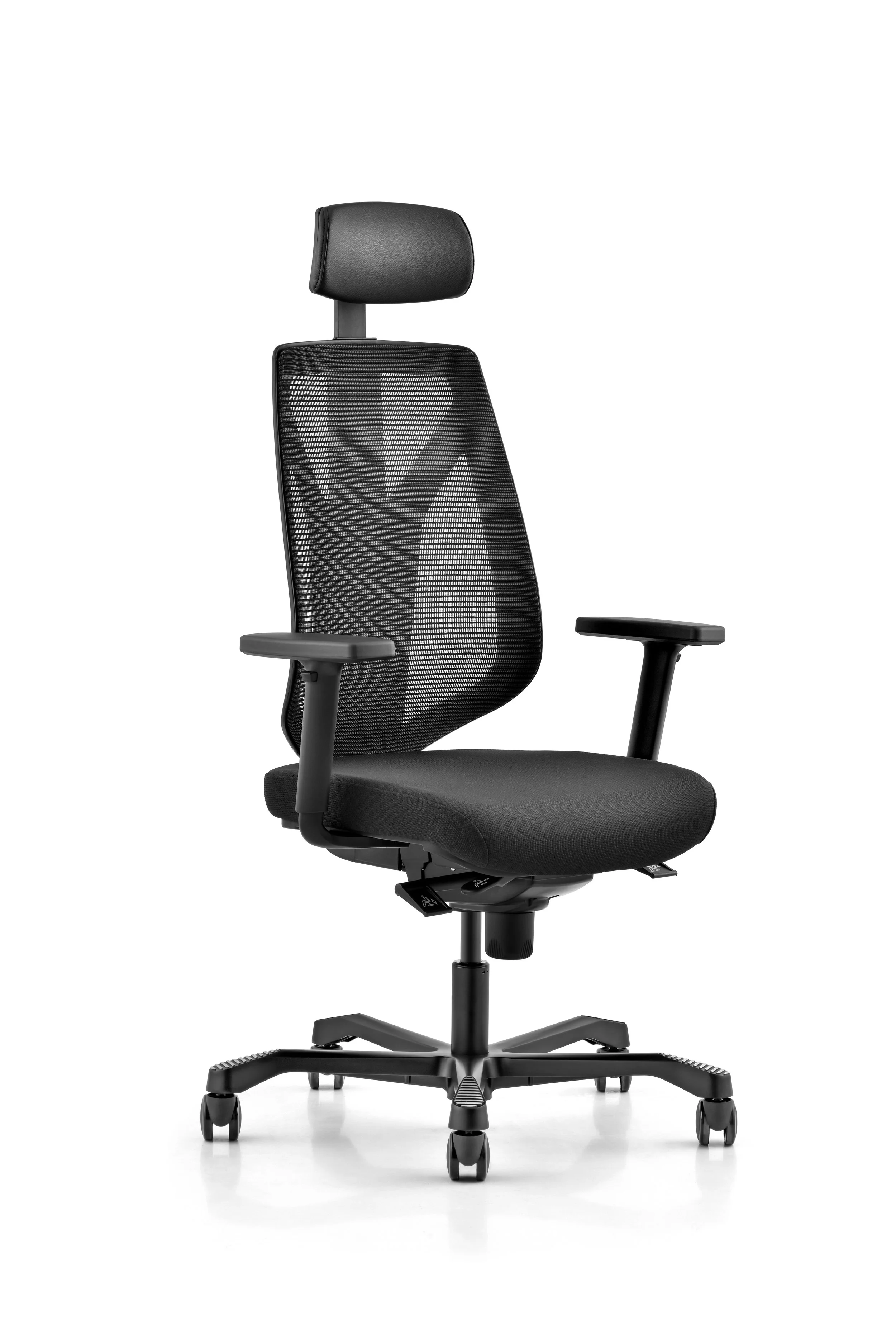 Svart ergonomisk kontorsstol med meshryggstöd och justerbara armstöd