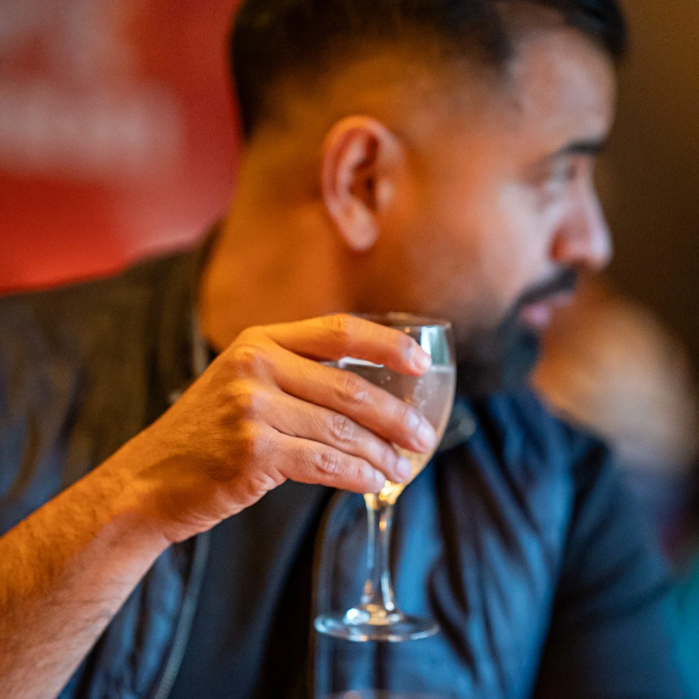 Den d&auml;r f&ouml;rsta klunken efter en l&aring;ng dag? Voil&agrave;,hela po&auml;ngen. Vi h&auml;ller upp, du lutar dig tillbaka, och pl&ouml;tsligt &auml;r m&aring;ndagen n&aring;gon annans problem.

Vi s&auml;ger inte att v&aring;rt vin l&ouml;s