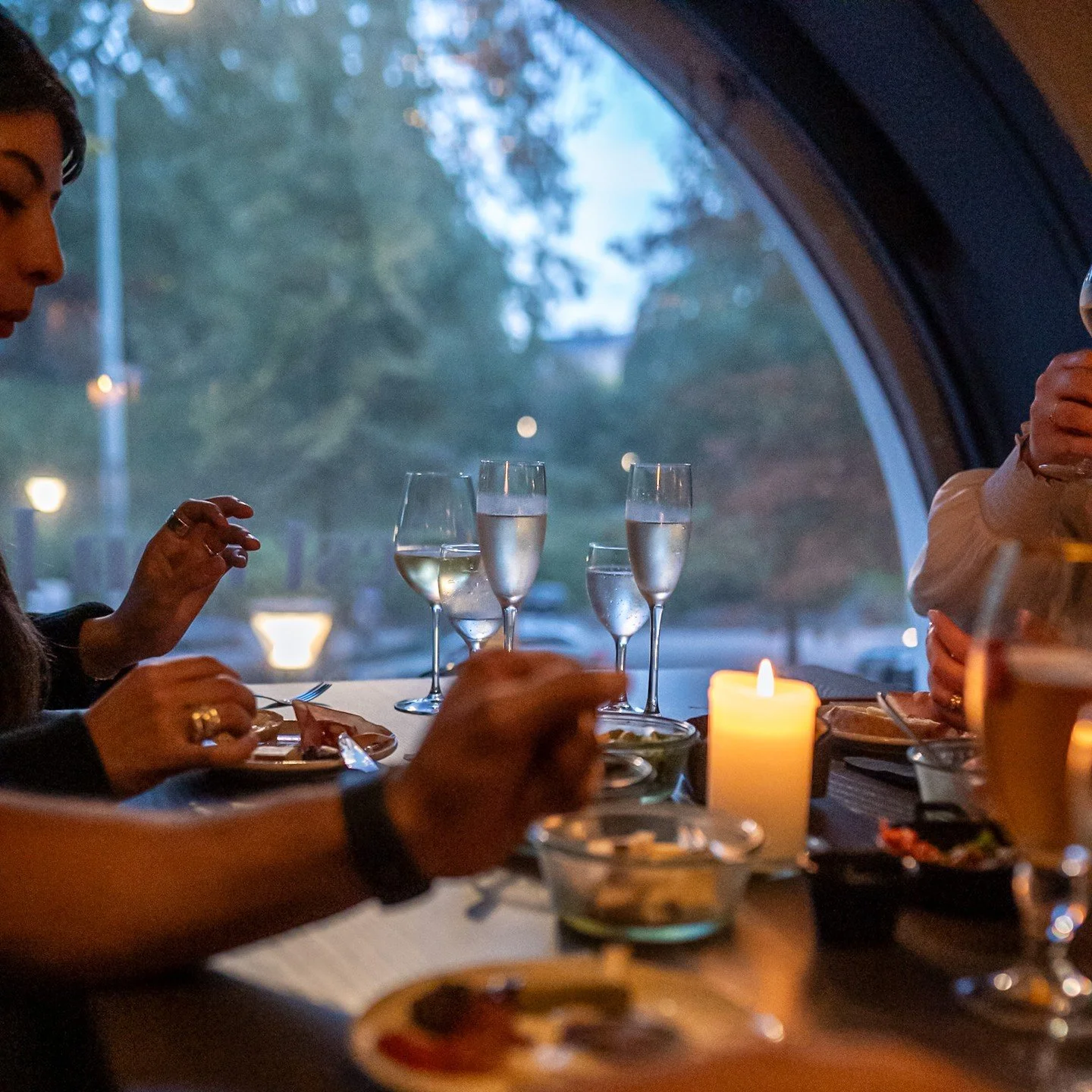 Ute: Stockholm som slocknar klockan fyra och funderar p&aring; att ta p&aring; sig vinterkappan. Inne: levande ljus, bubbel i glasen och ett bord d&auml;r ingen har br&aring;ttom hem. Vi vet vilken sida av f&ouml;nstret vi hellre sitter p&aring;.

L&