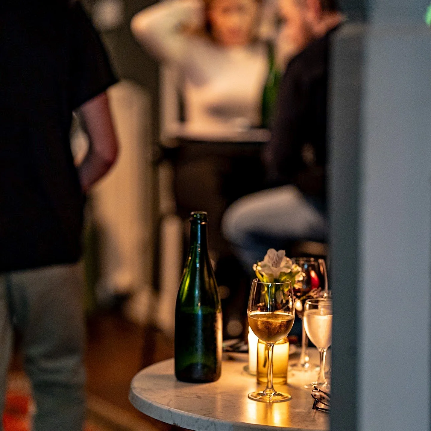 Vi dukade det lilla marmorbordet i h&ouml;rnet, t&auml;nde ett ljus, h&auml;llde upp ett glas och ins&aring;g sen att vi gl&ouml;mt bjuda in n&aring;gon. D&auml;r kommer du in i bilden.

Stressen f&aring;r v&auml;nta utanf&ouml;r. Vi sl&auml;pper bar