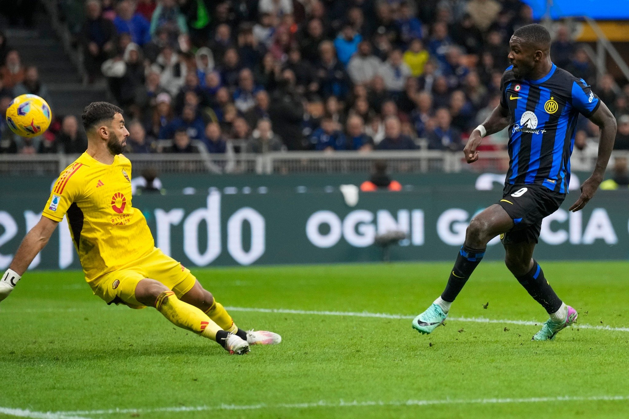 THURAM EMERGES AMID MARTINEZ AND LUKAKU
"Inter is stronger. And we, at Roma, who aim high, can't settle for having played on par for one half. Matches last twice. We need to grow in every aspect," said Daniele De Rossi after the defeat aga