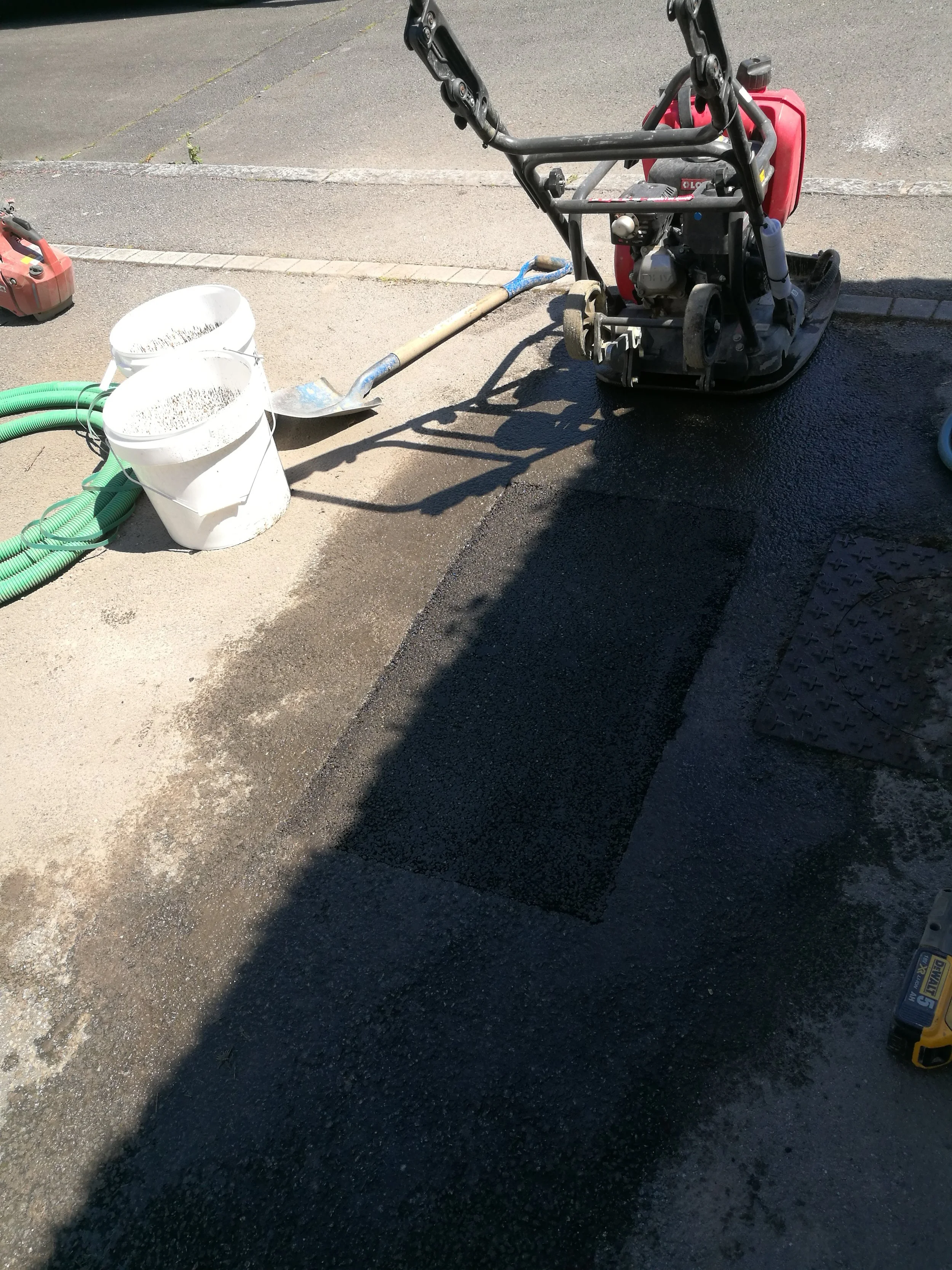 Enrobé à froid avec la plaque vibrante après les travaux de fibre optique. 