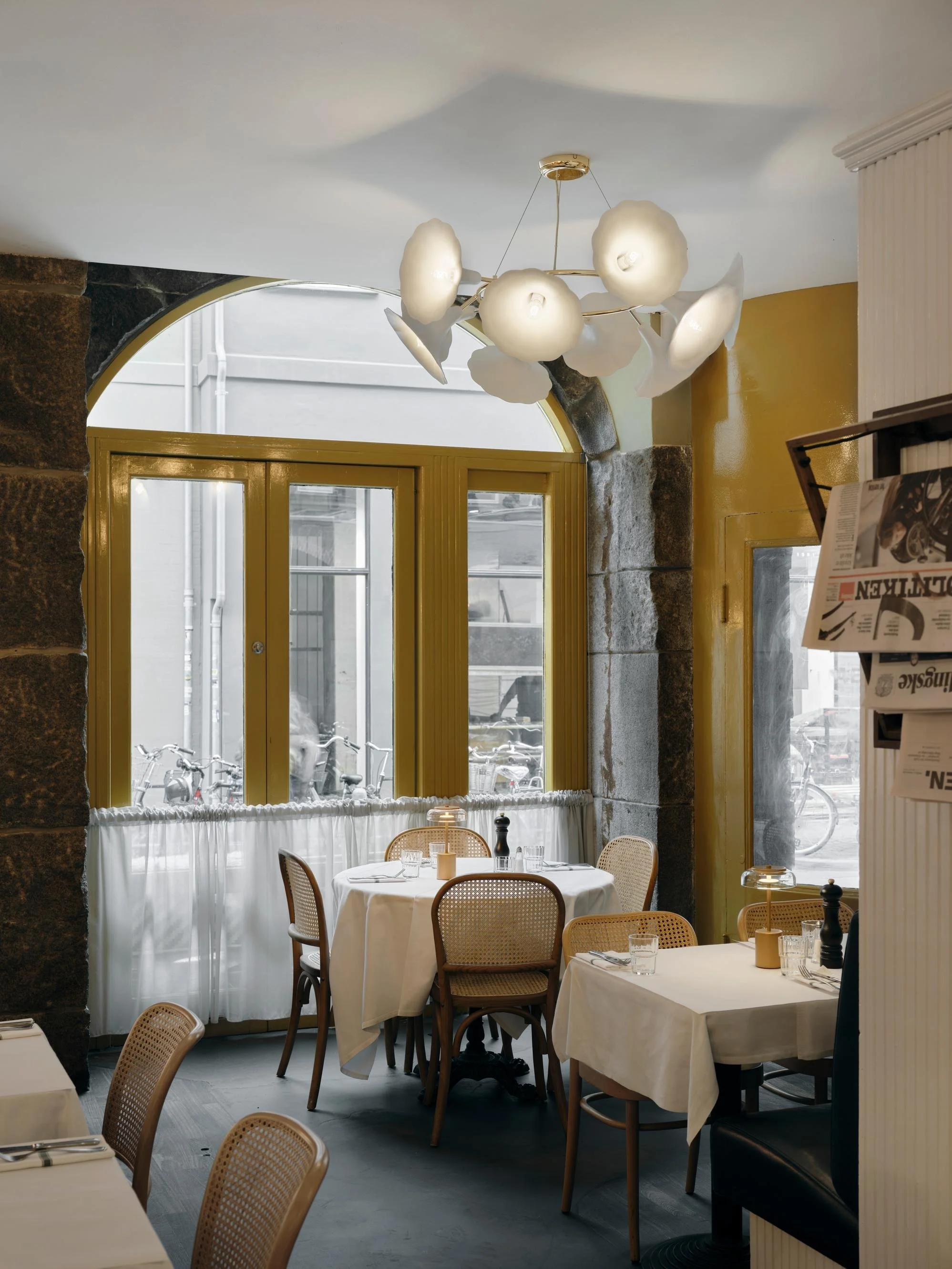 2111001_8_Nuura_PetitBistroRoyal_Petalii10_Blossitablemini_nordicgold.jpg