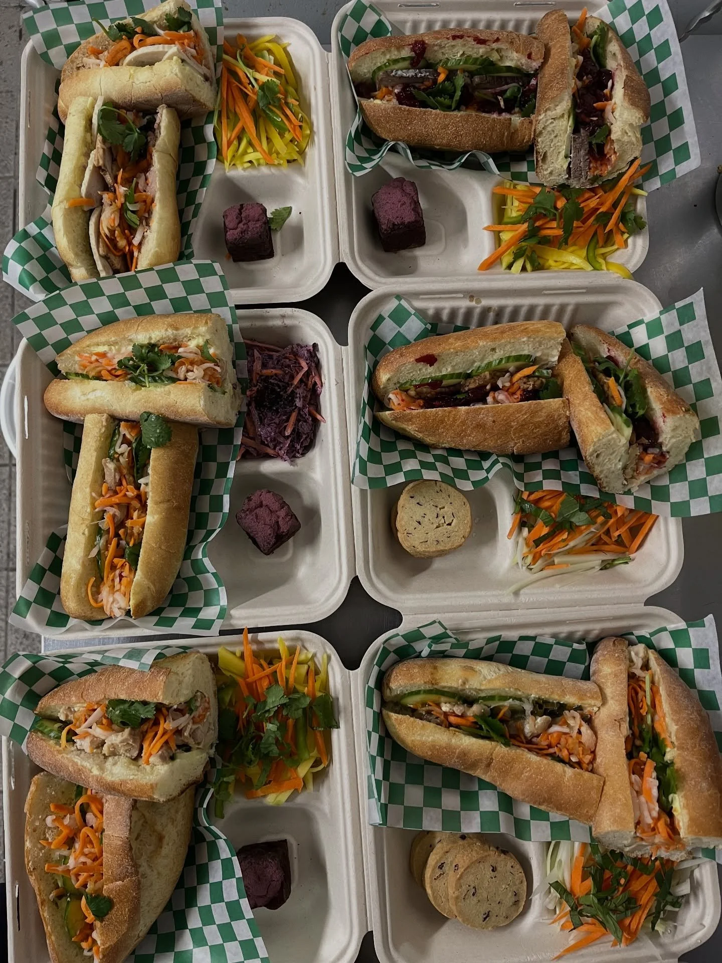 Oui on fait du traiteur! 5@7, d&icirc;ner corpo, anniversaire, quincea&ntilde;era, baby shower, mariage, Eid, picnic, ou tout simplement quand t&rsquo;as l&rsquo;envie de manger une dizaine de b&aacute;nh m&igrave; 😉 plus de d&eacute;tails sur notre