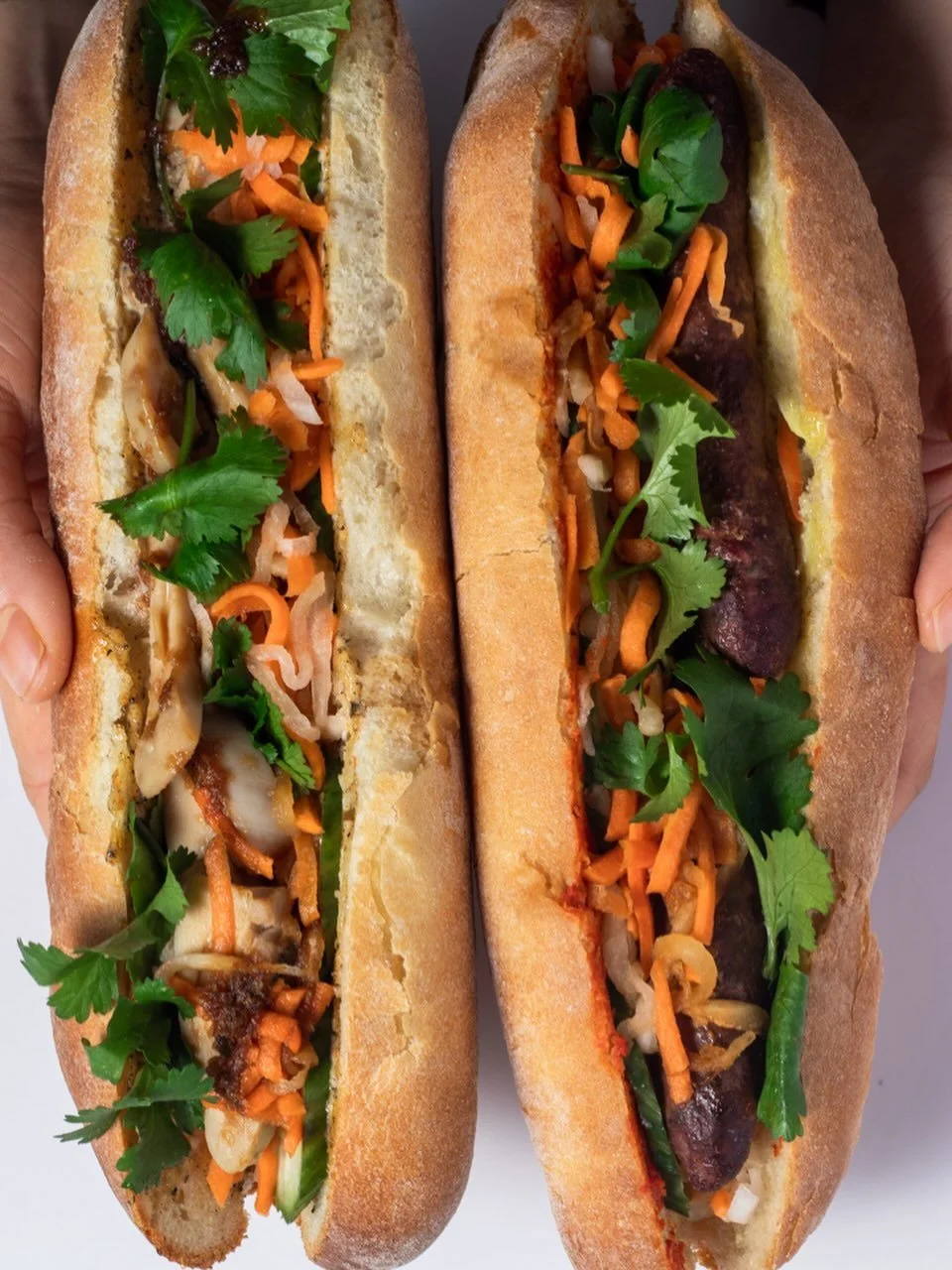 Nouveau nouveau! Le poulet lapsang a un petit fr&egrave;re adopt&eacute;!

B&aacute;nh m&igrave; merguez: merguez au boeuf, oignon caramelis&eacute;, harissa, mayo maison, concombre, daikon et carottes marin&eacute;s, coriandre

Dispo de janvier - fe
