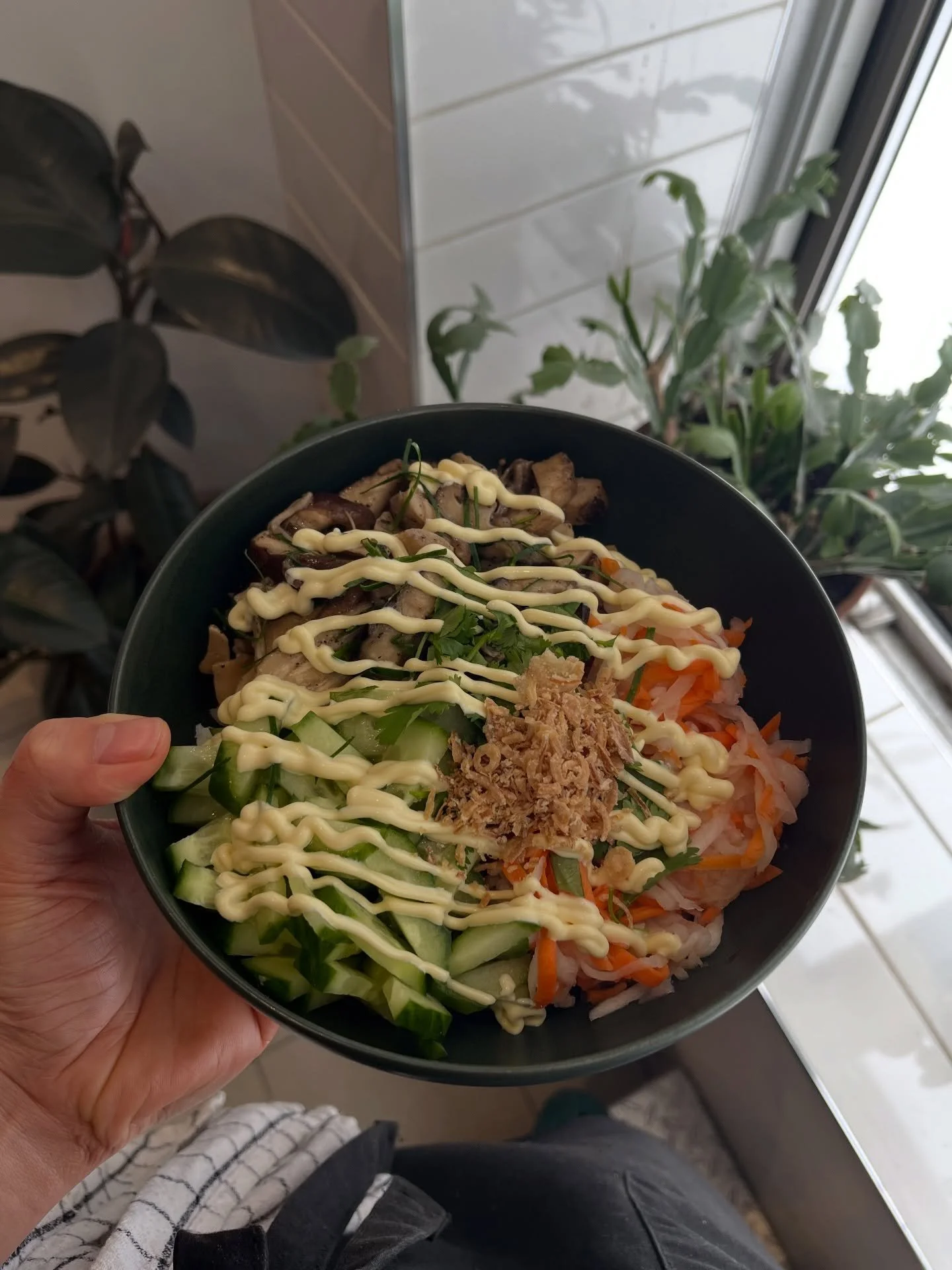 An unexpected bestseller! Our roasted mushroom and seitan rice bowl! 
Inspired by Laotian laab flavours :)
.
Un bestseller inattendu! Notre bol de riz aux champignons et seitan r&ocirc;tis est inspir&eacute; pas les saveurs de laab laotien :)