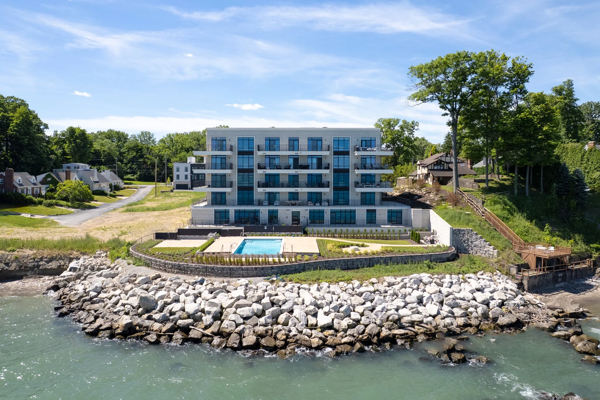 700Lake_Exterior&Common-7.jpg