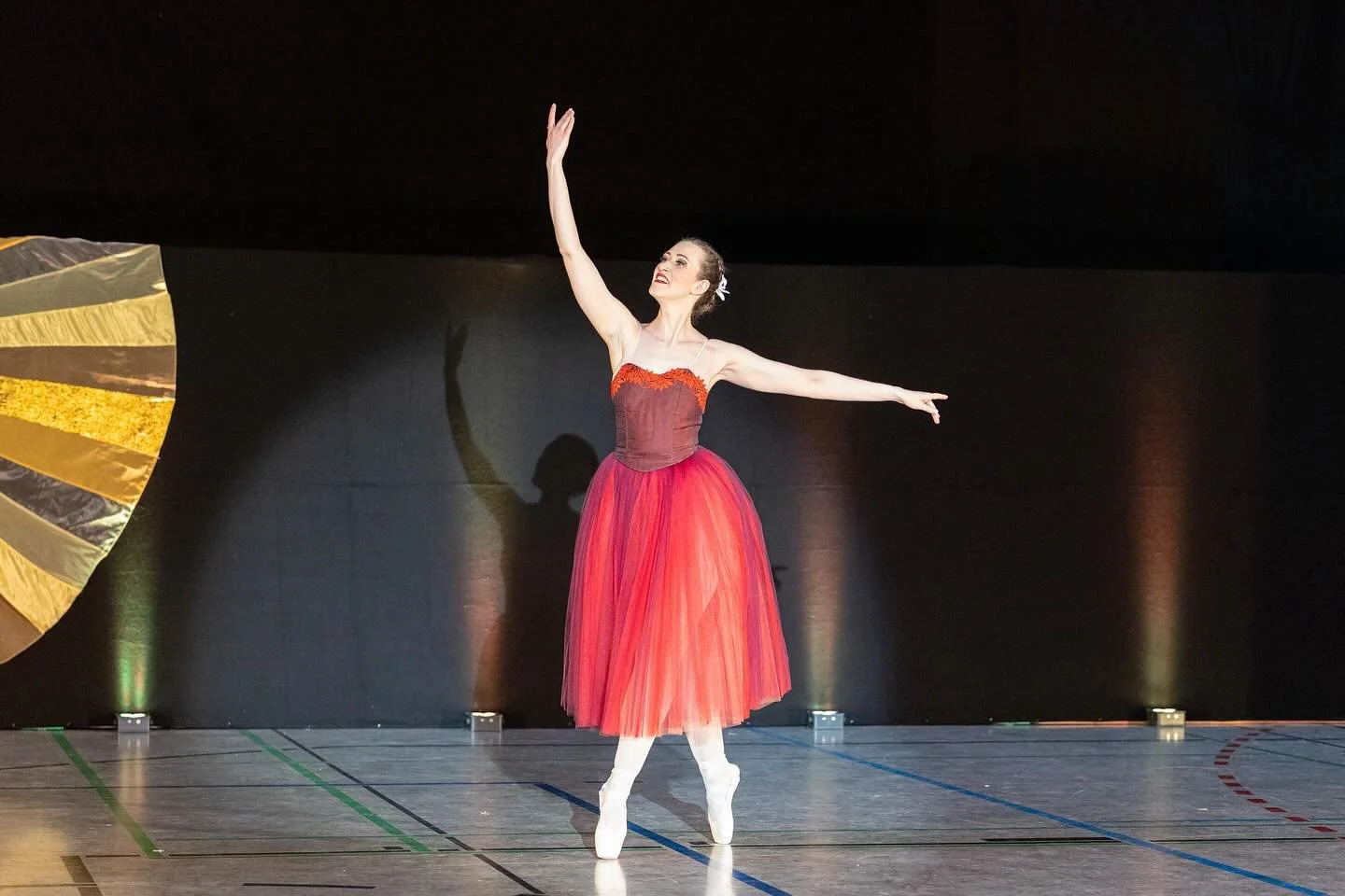 Wie sich das für eine Ballettaufführung gehört, wurde bei unserer Gala des Tanzes natürlich auch klassisches Ballett getanzt! 🩵 Einige unserer großen Mädels zeigten wundervoll anmutige Choreografien 🩰✨ #ballettschuleu