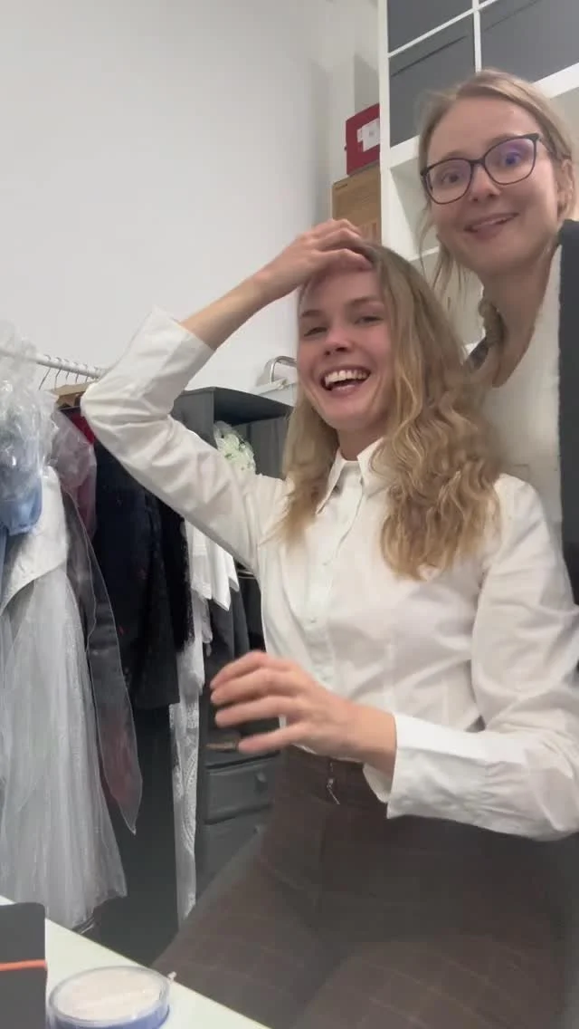 Die Vorbereitungen für unser Märchen Alice im Wunderland (am 13.12. im Grotefend-Gymnasium Gymnasium) laufen auf Hochtouren. Gestern waren wir bei @tanzfotografie.kassel für ein professionelles Fotoshooting 📸
Sophie nimmt euch mit, wi