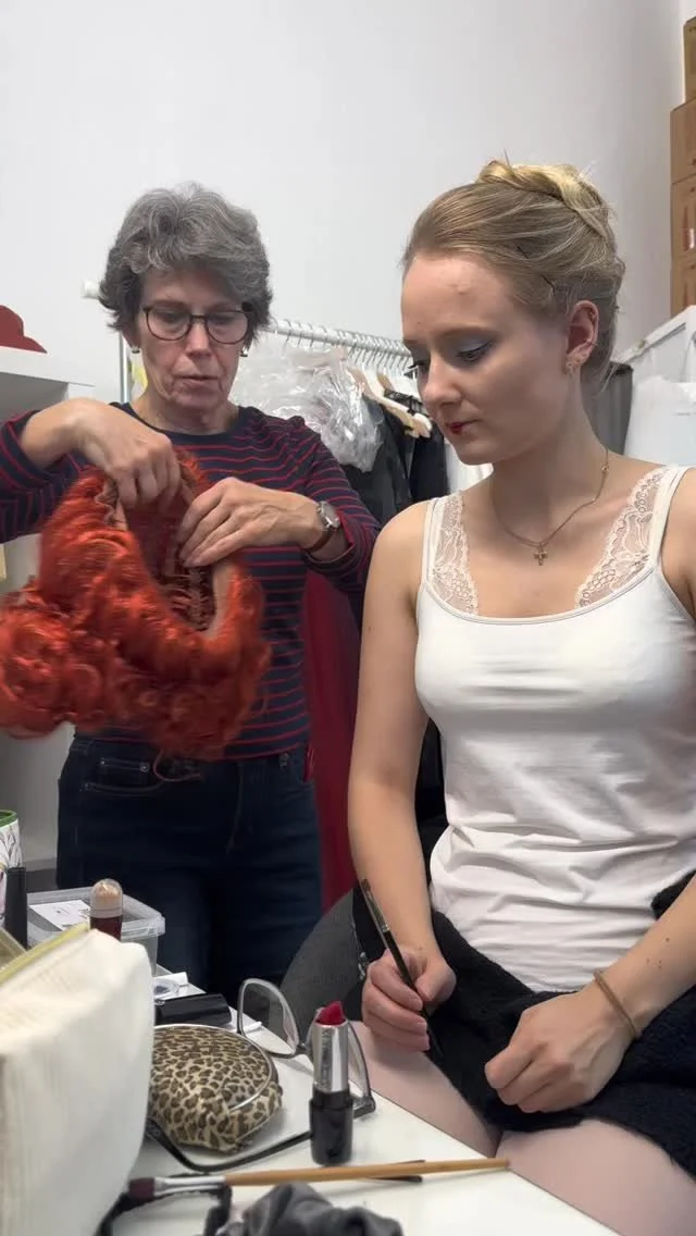 Heute zeigt euch Franzi, wie sie zur wunderschönen roten Königin wird ❤️🌹🩵 kommt vorbei am 13.12. zu unserer Aufführung „Alice im Wunderland“ ✨ #ballettschuleudowandtke #ballett #aliceimwunderland #verwandlung