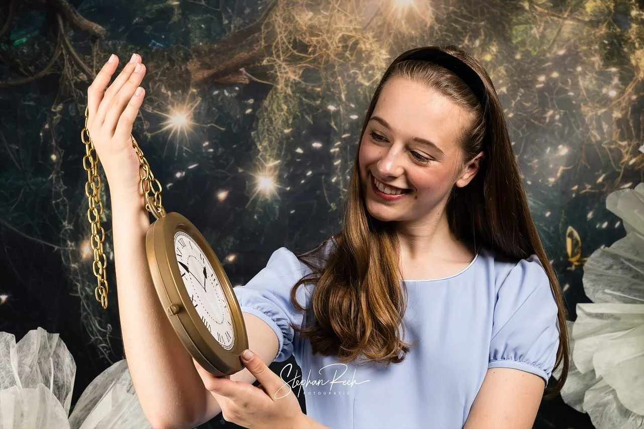 Unsere neugierige und mutige Alice ✨🩵♥️♠️ @tanzfotografie.kassel 📸 #aliceimwunderland #ballettschuleudowandtke #ballett #märchen