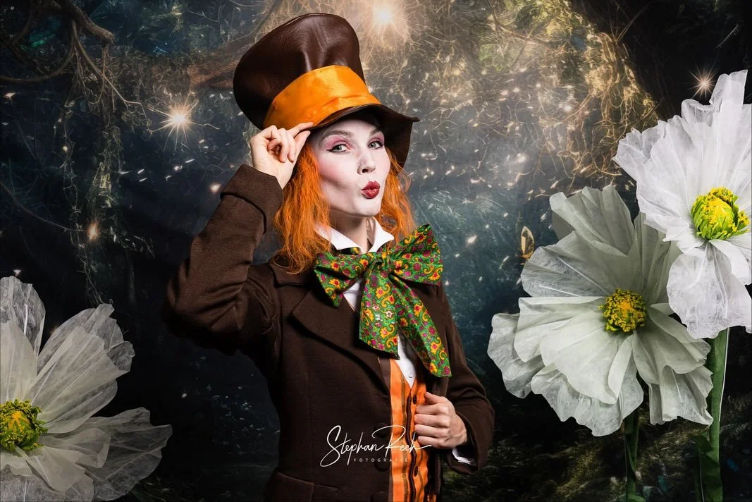 Unser charmanter und verrückter Hutmacher 🎩🧡🩵 #aliceimwunderland #hutmacher #wereallmadhere #ballett #weihnachtsmärchen #ballettschuleudowandtke