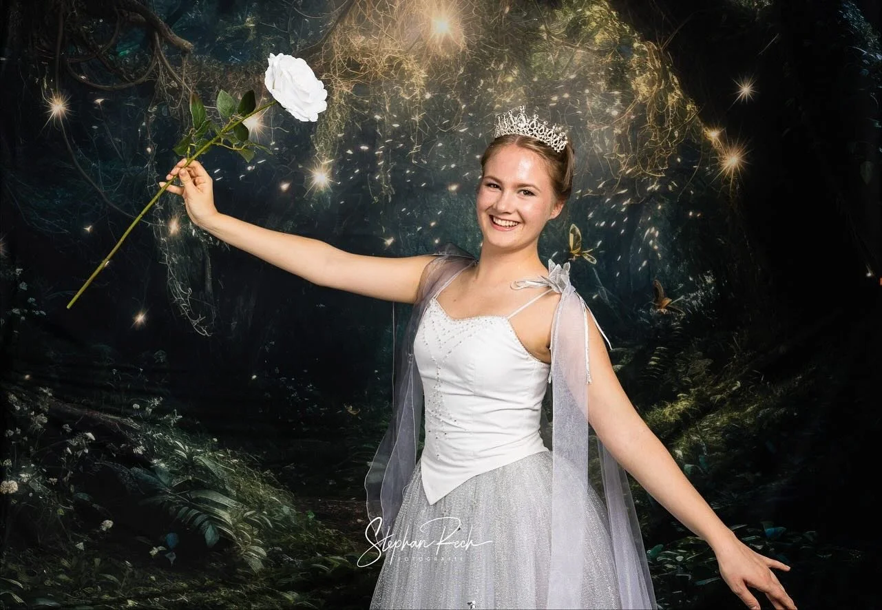 Unsere zauberhaft elegante wei&szlig;e K&ouml;nigin 👑🤍 Save the Date f&uuml;r unsere Auff&uuml;hrung &bdquo;Alice im Wunderland&ldquo; am 13.12.25 📸 @tanzfotografie.kassel #aliceimwunderland #Hann. M&uuml;nden #ballett #ballettschuleudowandtke