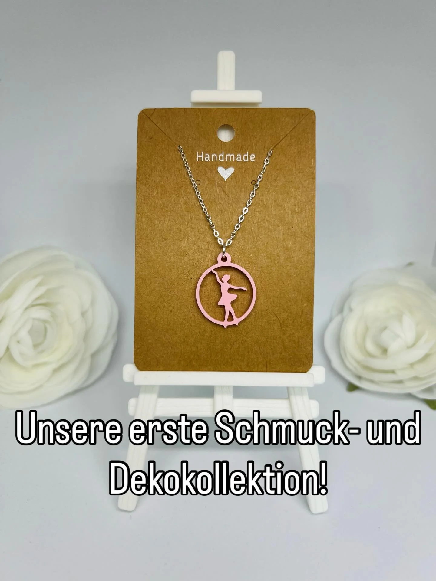*NEU NEU NEU* 🩵 Wir haben f&uuml;r euch designed, gebastelt und produziert und somit die erste Ballettschule Udo Wandtke Schmuck- und Dekokollektion entwickelt! 
Sichert euch Schmuckst&uuml;cke und Christbaumanh&auml;nger am 13.12.25 nach unserer 18