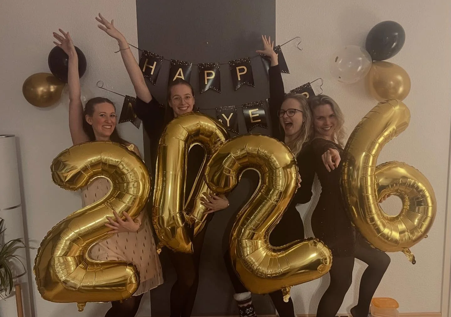 Happy New Year!! 🎉🥳🍾 Wir freuen uns auf ein 2026 voller Auftritte, neuer Choreografien und (hoffentlich 😉) gestreckter F&uuml;&szlig;e 😁🩵 Aber, dass bei uns auch nicht immer alles perfekt ist, seht ihr auf dem Bild 😅 Expectation vs. Reality #b