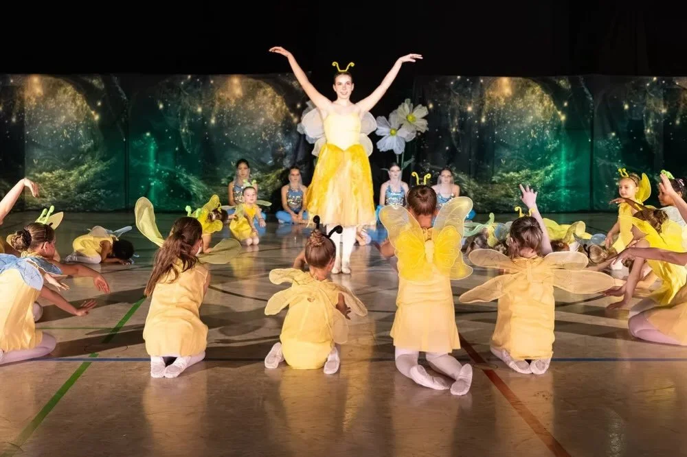 Zum Throwback Thursday nehmen wir euch noch einmal mit in die zauberhafte Welt von Alice im Wunderland 😍&hearts;️&spades;️ Die wunderbaren Fotos stammen von @tanzfotografie.kassel 📸 #aliceimwunderland #tanzenmachtgl&uuml;cklich #ballettschuleudowan