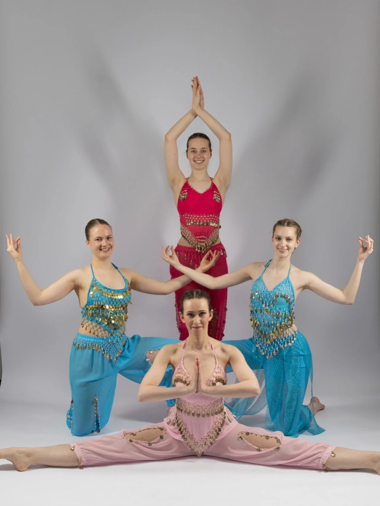Die Vorbereitungen f&uuml;r unsere Gala laufen auf Hochtouren 🥰 wir haben wieder viele tolle T&auml;nze f&uuml;r euch! Merkt euch den 27. Juni schon mal im Kalender vor! #ballett #bollywood #auftritt #ballettschule #costumes